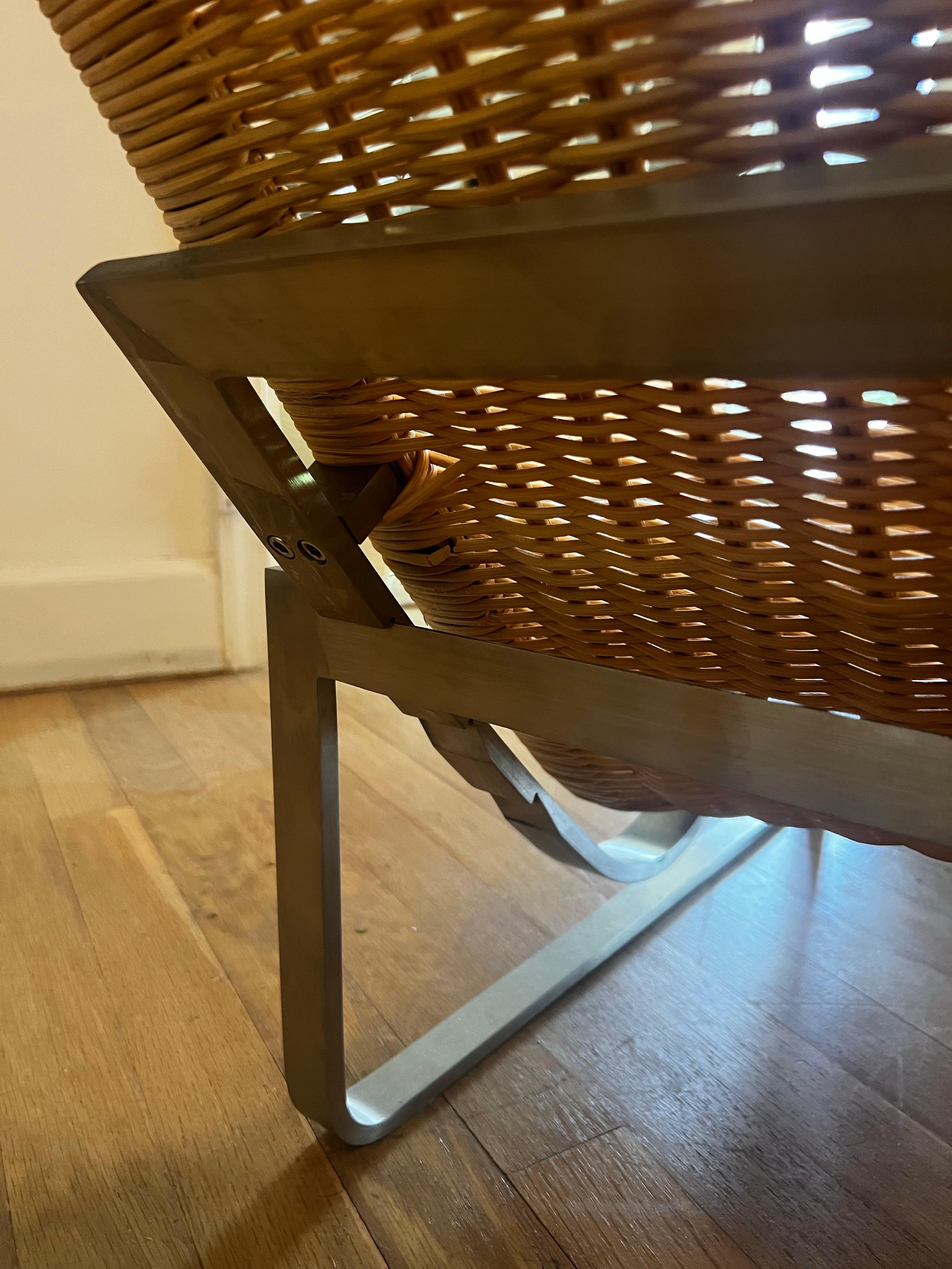 Tumbona de acero y mimbre al estilo de Poul Kjaerholm PK24 Inglés en venta