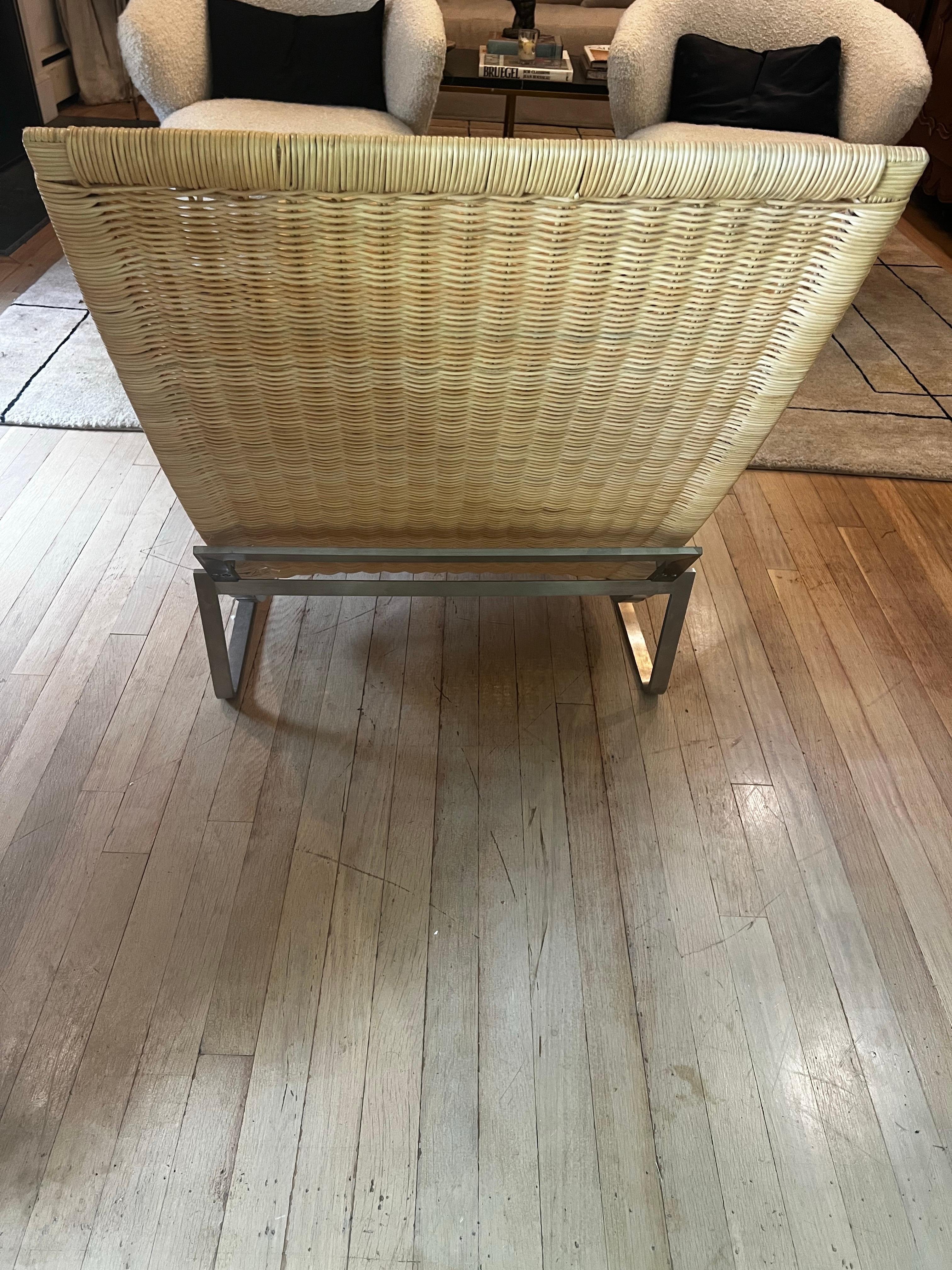 Tumbona de acero y mimbre al estilo de Poul Kjaerholm PK24 en Bueno estado para la venta en Los Angeles, CA