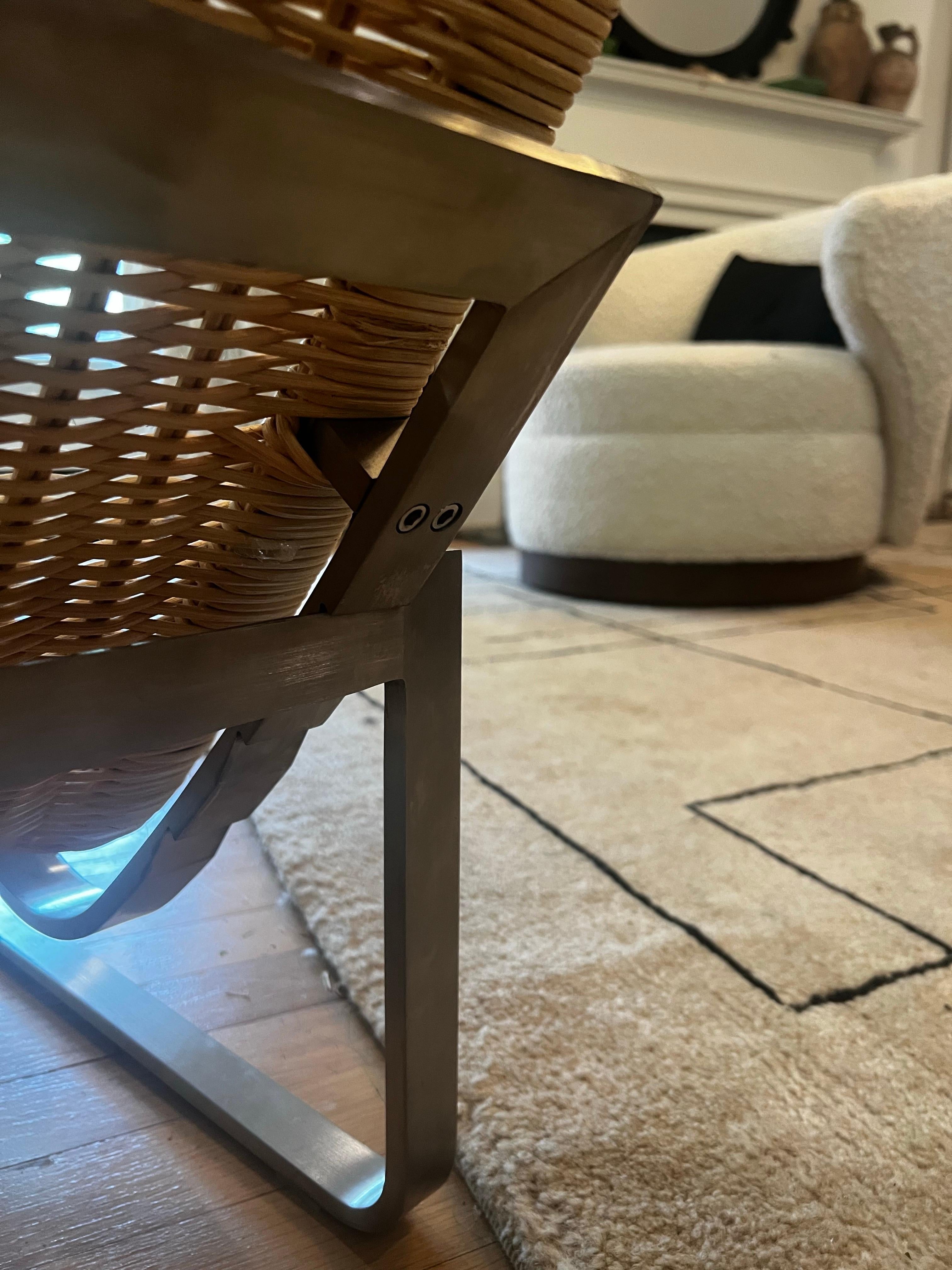 Tumbona de acero y mimbre al estilo de Poul Kjaerholm PK24 Siglo XXI y contemporáneo en venta