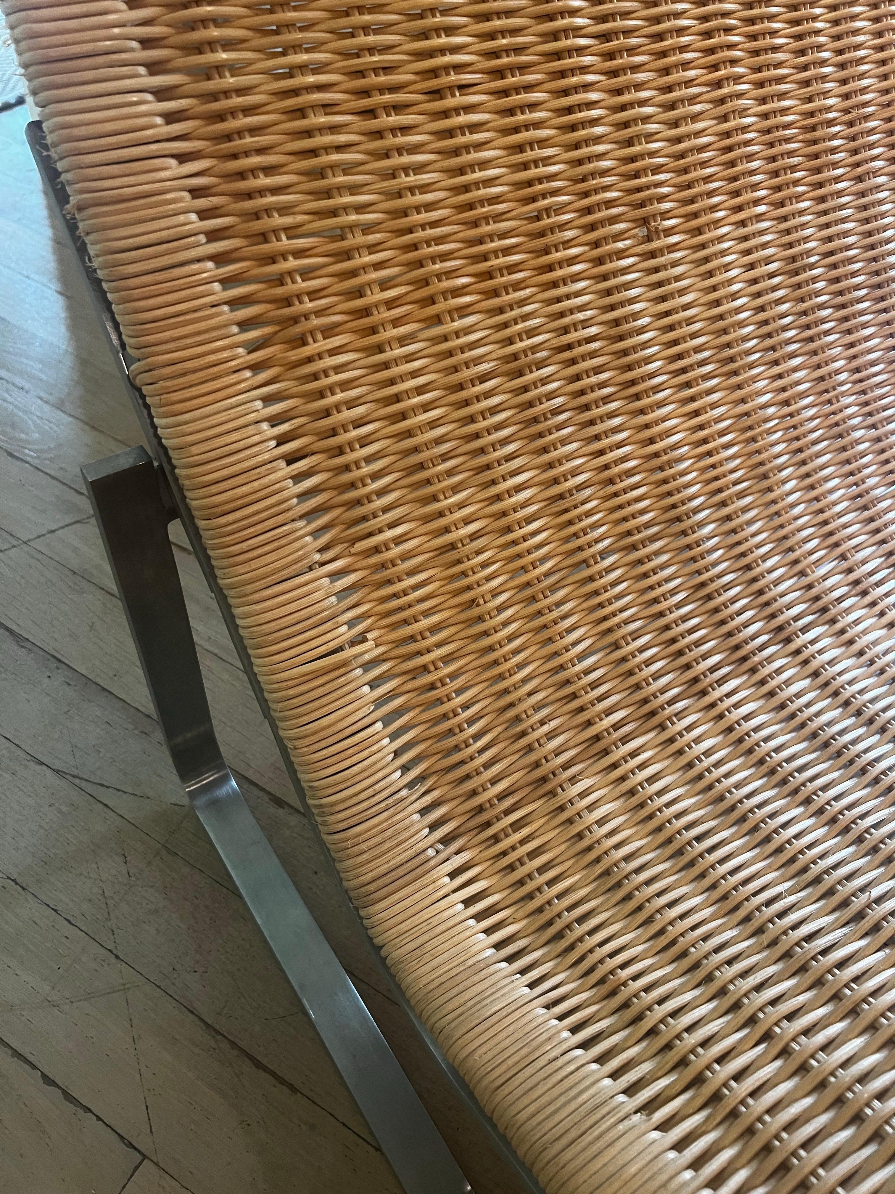 Tumbona de acero y mimbre al estilo de Poul Kjaerholm PK24 en venta 1