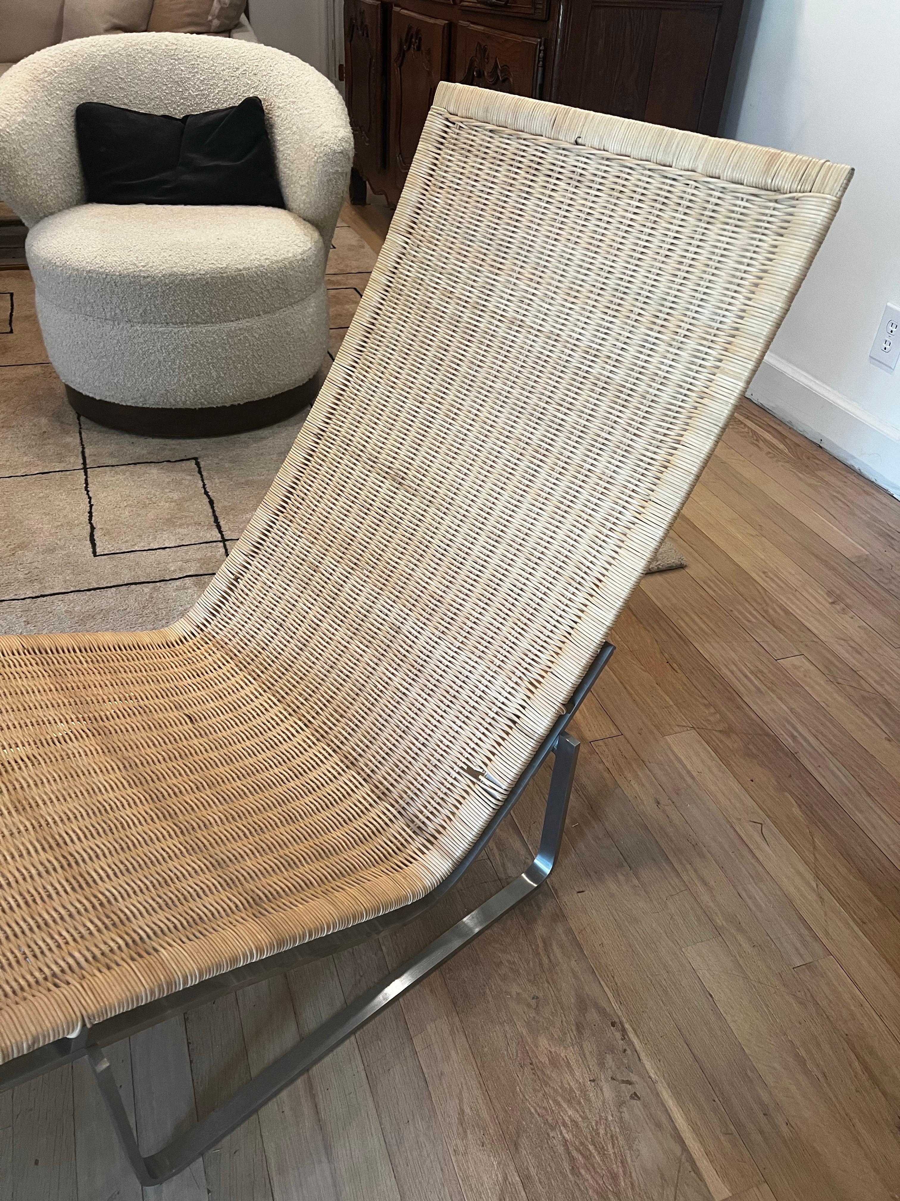 Tumbona de acero y mimbre al estilo de Poul Kjaerholm PK24 en venta 2