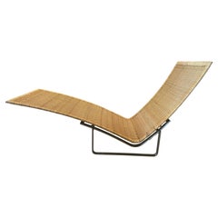 Chaiselongue aus Stahl und Korbgeflecht im Stil von Poul Kjaerholm PK24