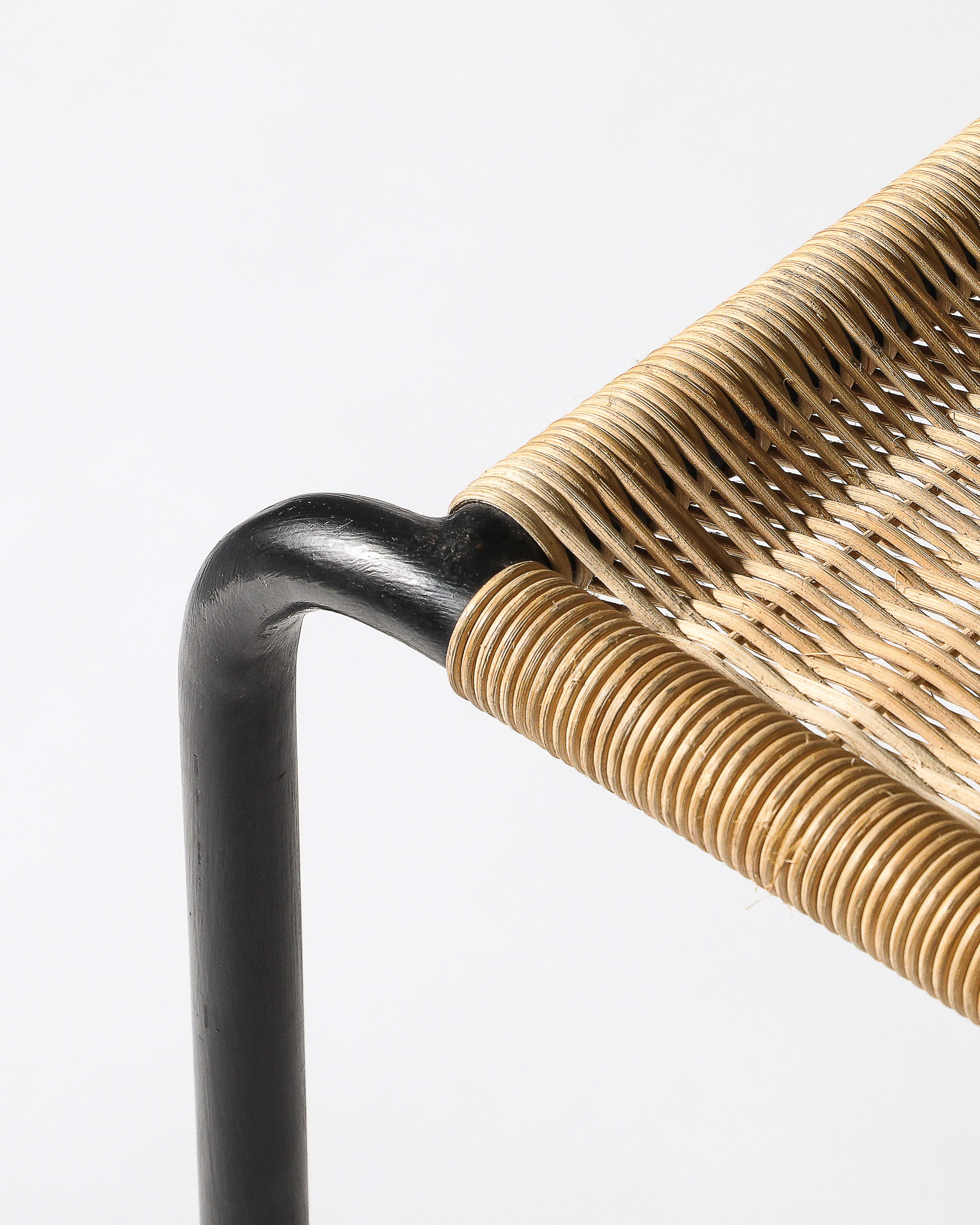 Beistelltisch aus Stahl und geflochtenem Rattan, Frankreich, um 1955 (20. Jahrhundert) im Angebot