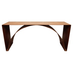 Table console en forme d'arc en acier, finition Rex Oxide, Juan Montoya 