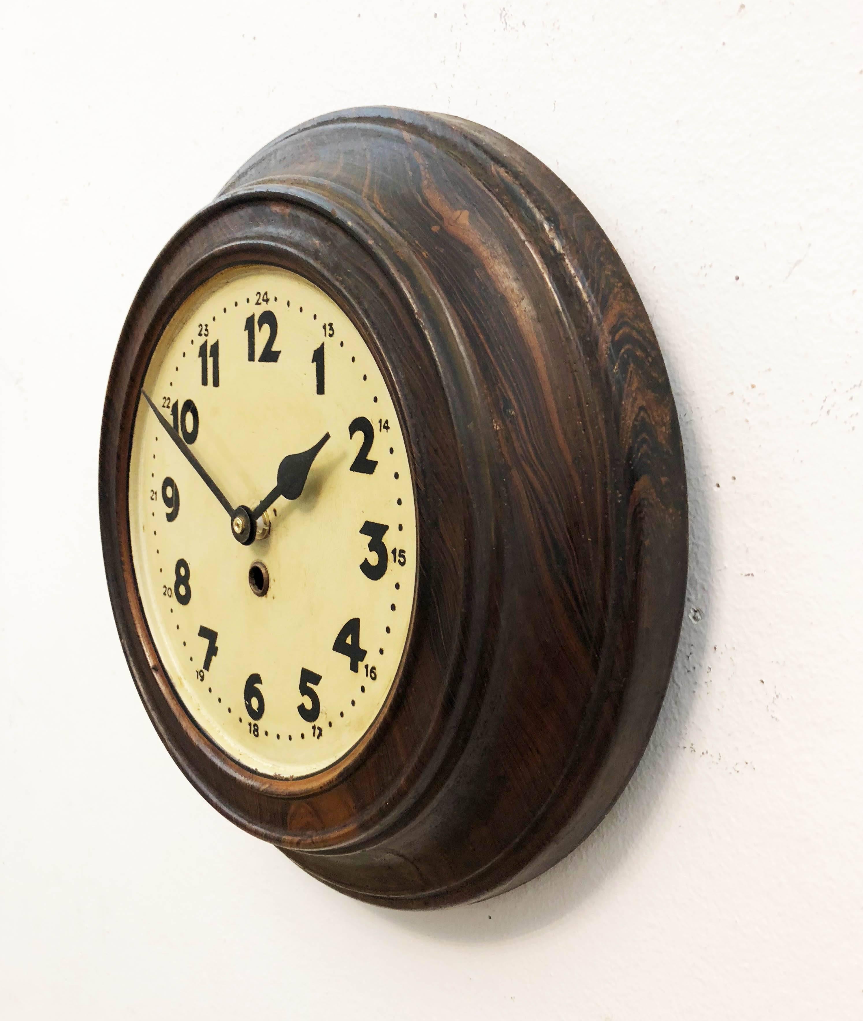 Steel painted made in Austria in the 1930s.
Formerly a station or factory slave clock, it is now fitted with a modern quartz movement with a battery.