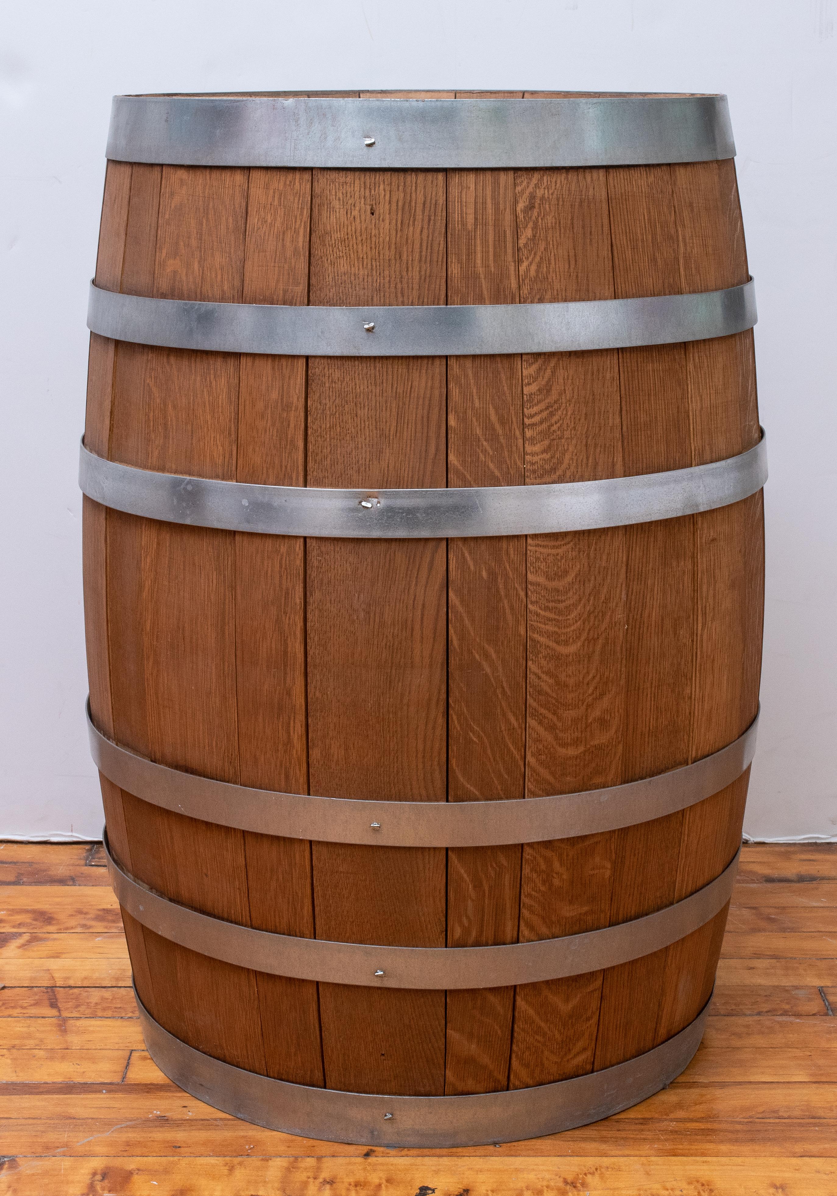 A steel-banded oak wine cask. 
Measures: 29