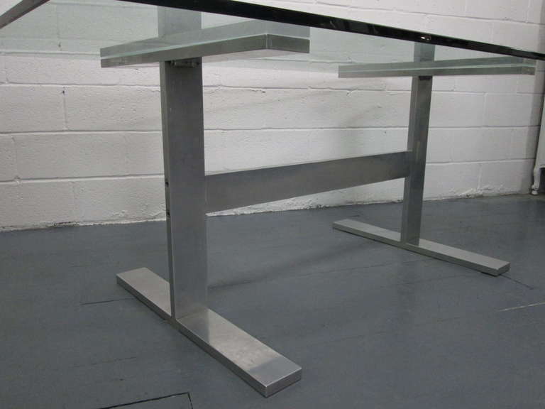 Industriel Table ou bureau à base d'acier sans verre en vente