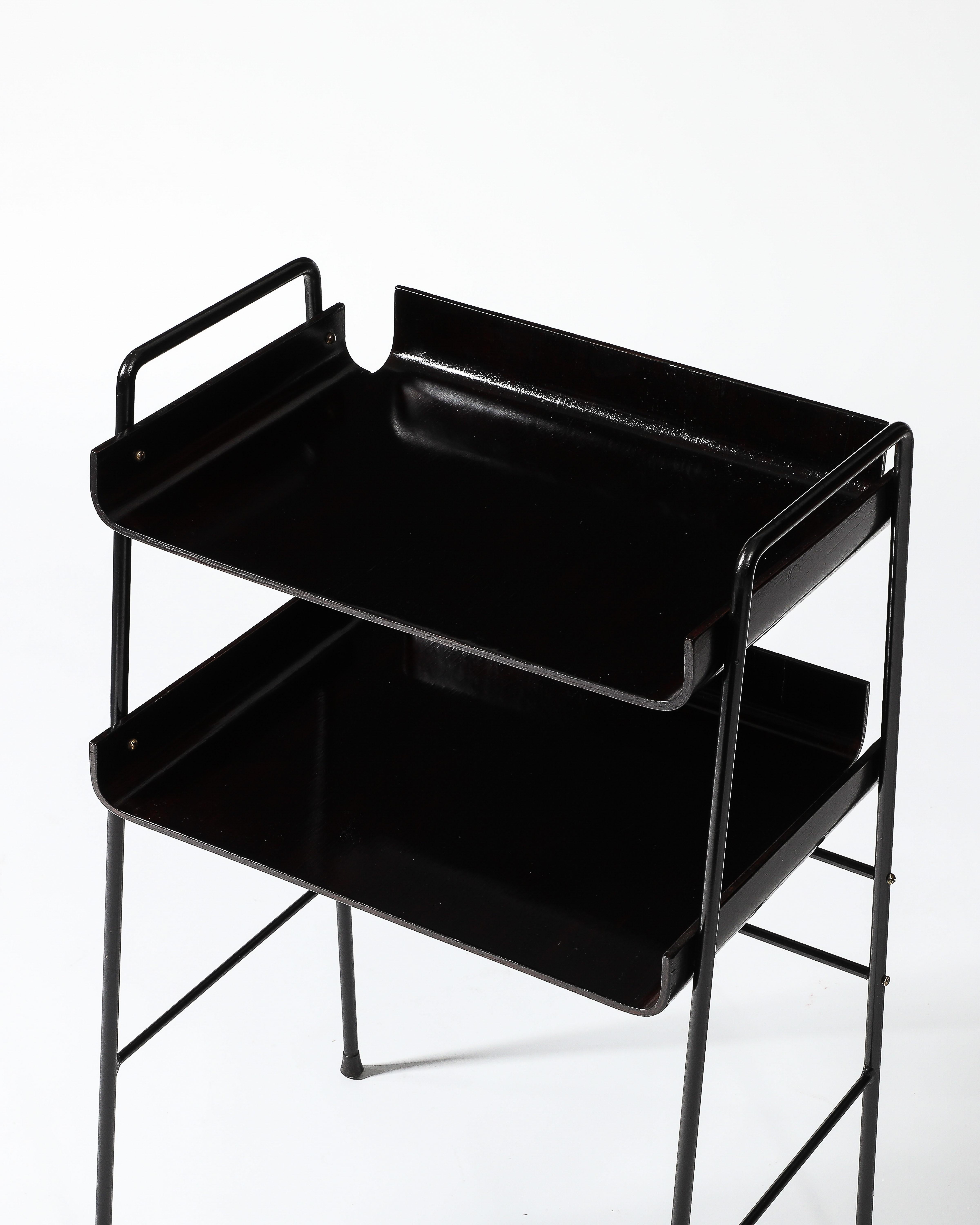 Tavolino moderno ed elegante, progettato in Italia. I ripiani sono formati, in legno laminato, laccati di nero.  