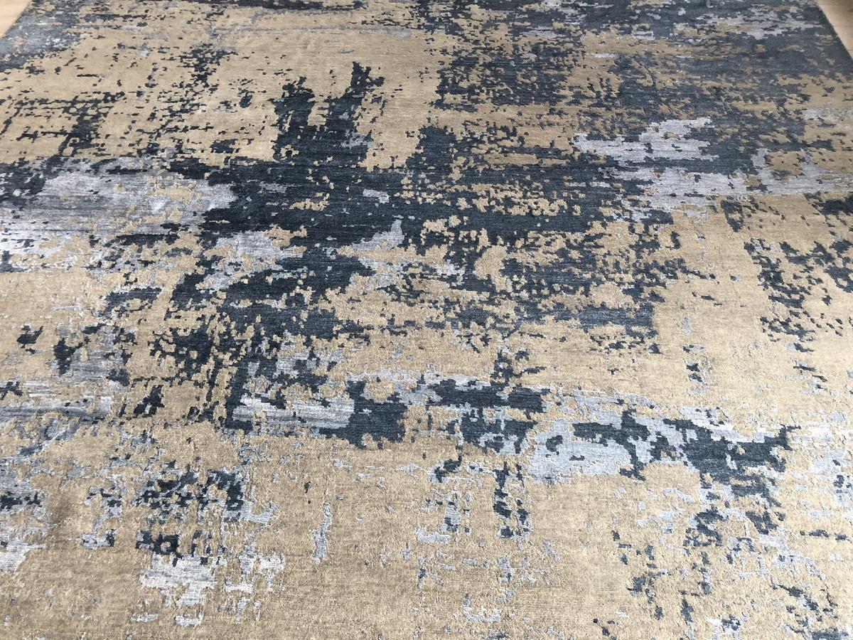 Abstrakter Teppich in Blau und Beige im Zustand „Neu“ im Angebot in Los Angeles, CA