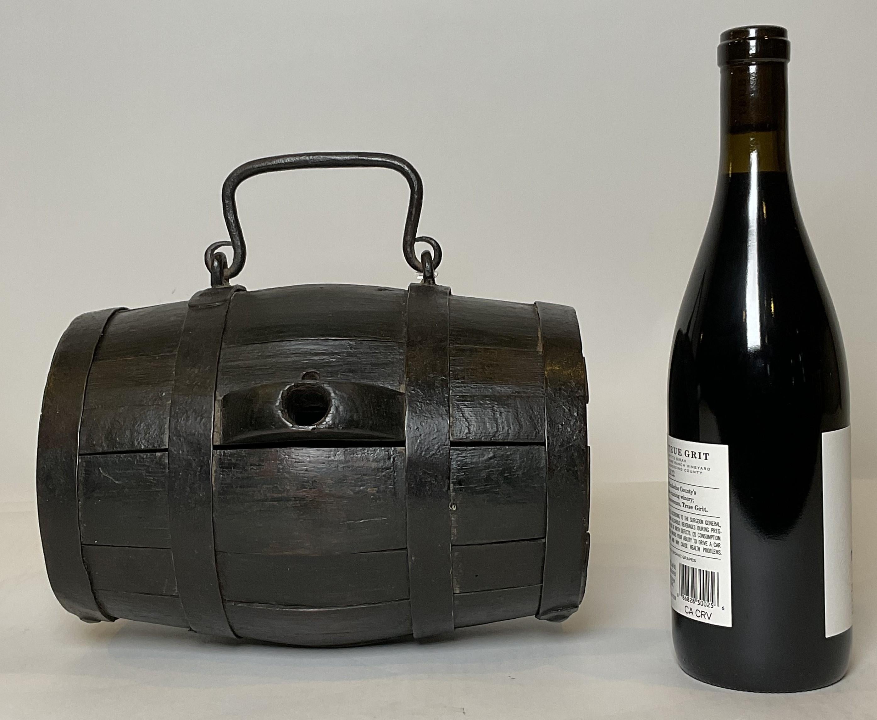 Barril de agua de barco con duelas de madera, bandas de hierro y una mano  Asa de transporte forjada.Impresionante reliquia marítima, bastante temprana.

Peso:    3 lbs.
Dimensiones generales:    10