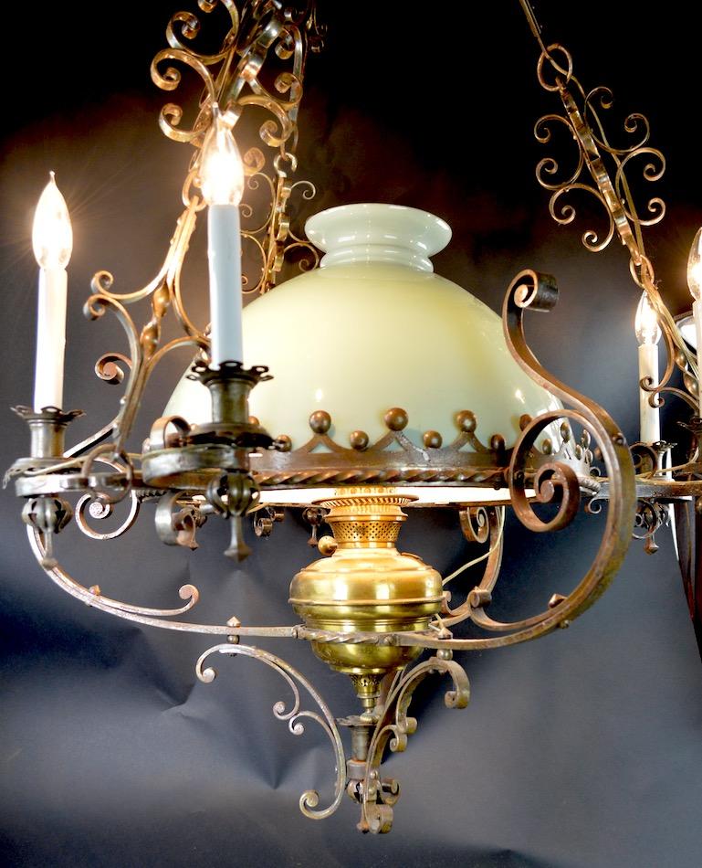 Colonial espagnol Lampe à huile en acier, laiton et verre, de style espagnol en vente