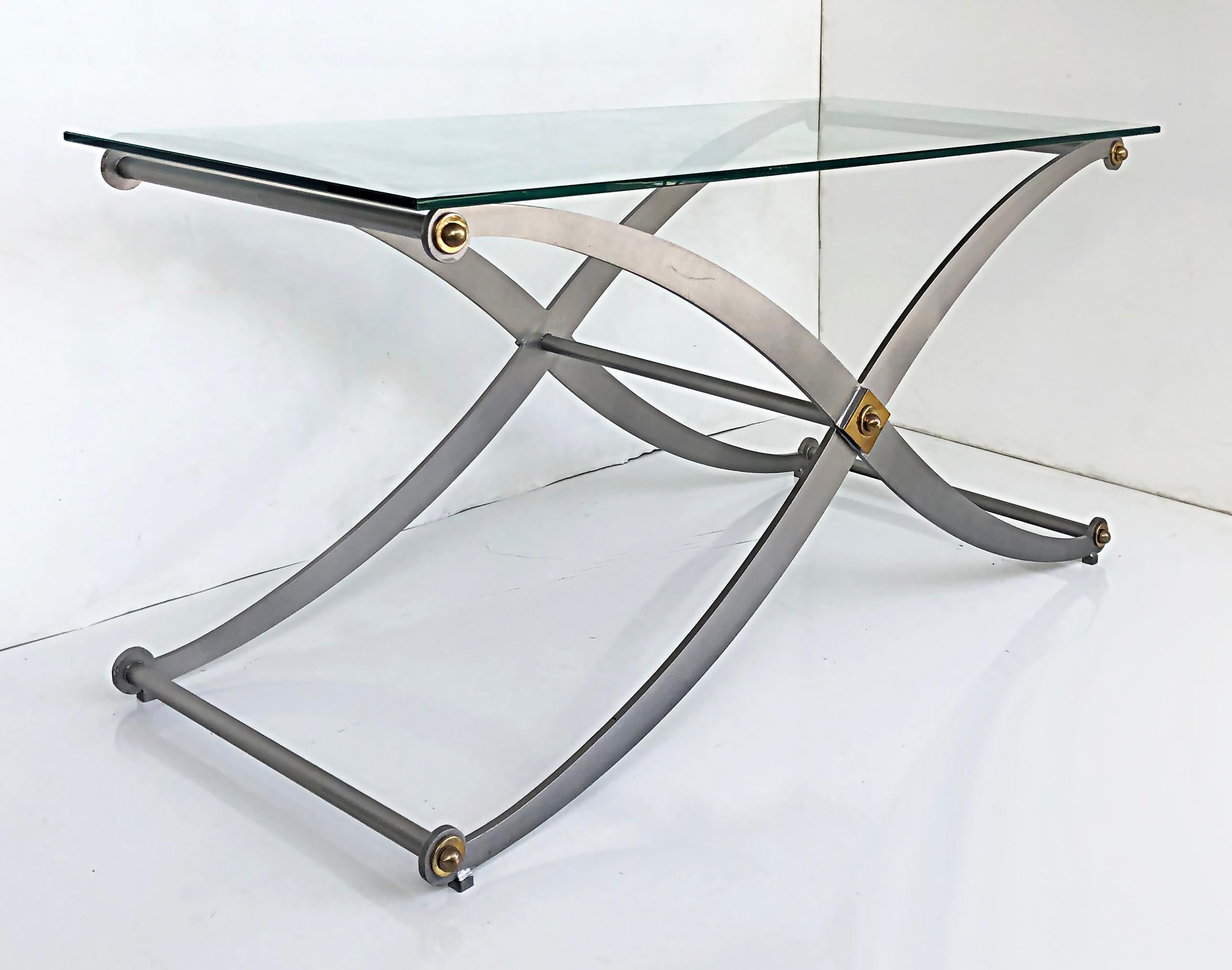 Console à pieds sabres en acier et laiton avec plateau en verre.

Nous proposons à la vente une élégante console bicolore à pattes de sabre et cadre en X, qui vient d'être équipée d'un nouveau plateau en verre épais. Cette table console de la fin