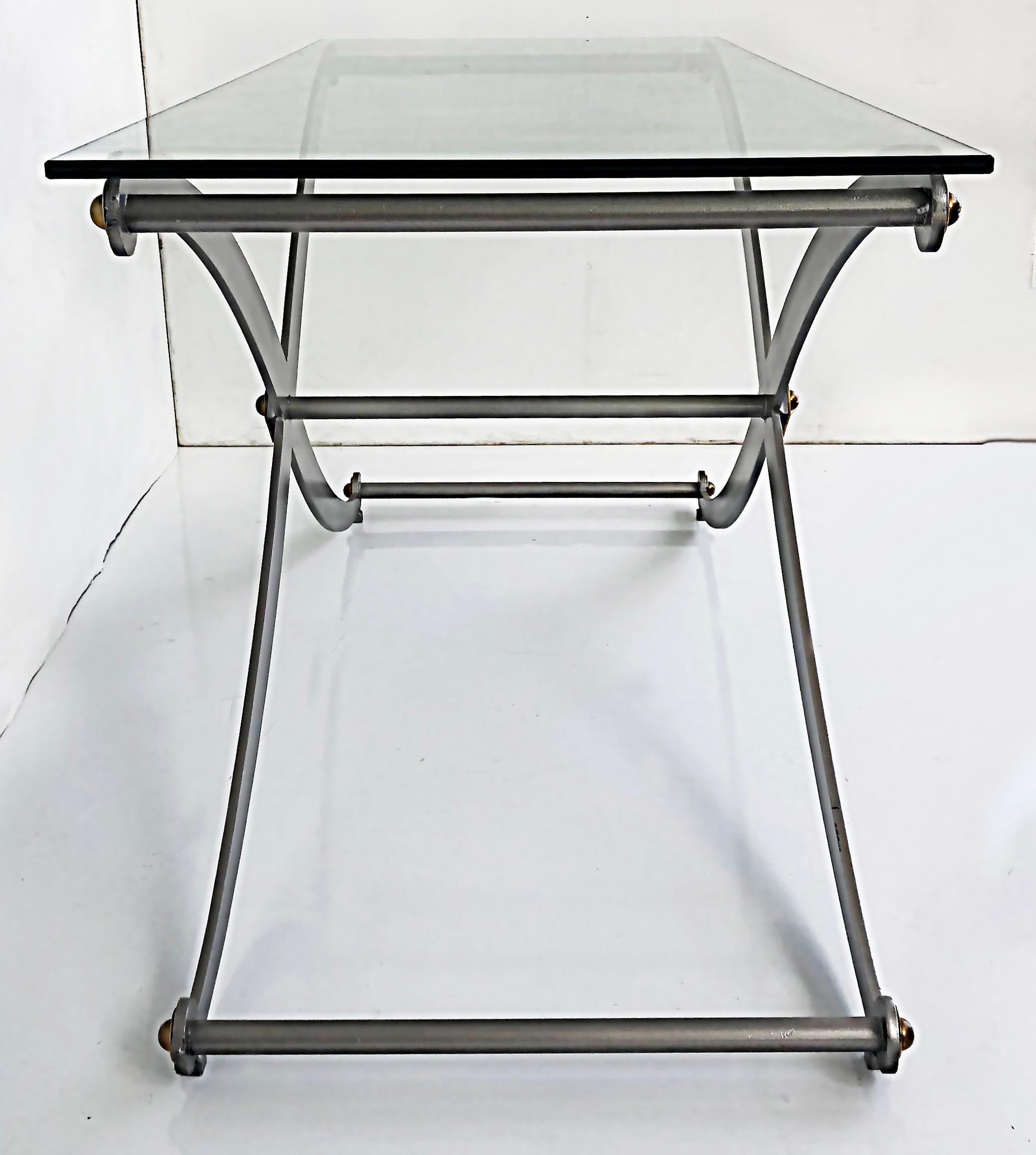 Américain Table console à pieds sabres en acier/laiton avec cadre en X et plateau en verre en vente