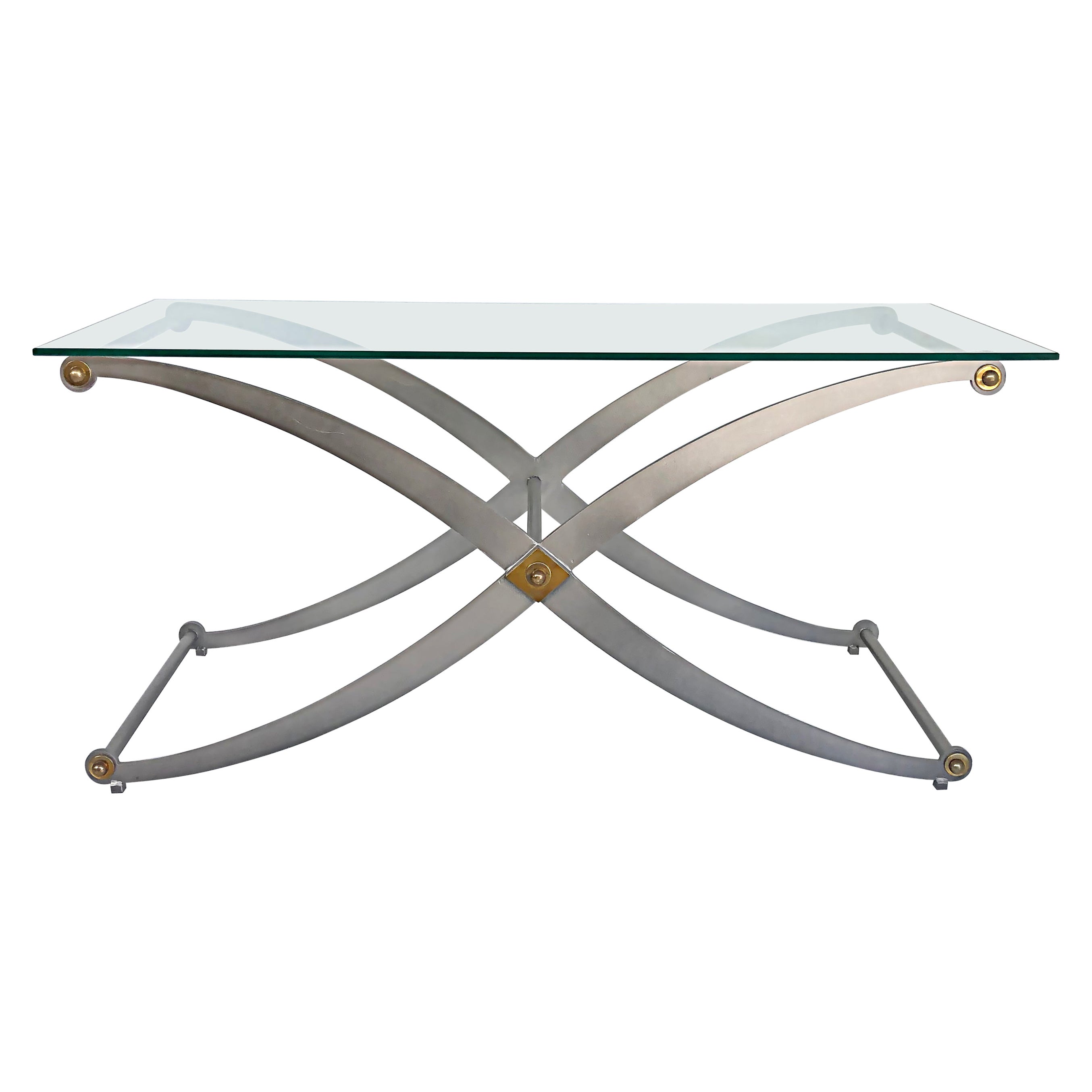 Tavolo consolle con gambe a sciabola con telaio a X in acciaio/ottone e piano in vetro