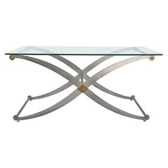 Tavolo consolle con gambe a sciabola con telaio a X in acciaio/ottone e piano in vetro