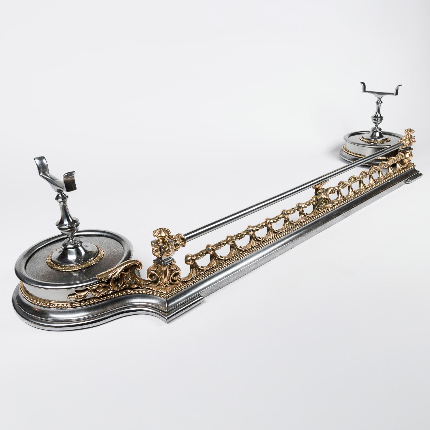 Parafuoco in acciaio di epoca tardo-georgiana, con decorazioni a volute in bronzo, poggiapiedi rimovibili per i ferri da stiro, inglese, circa 1830.