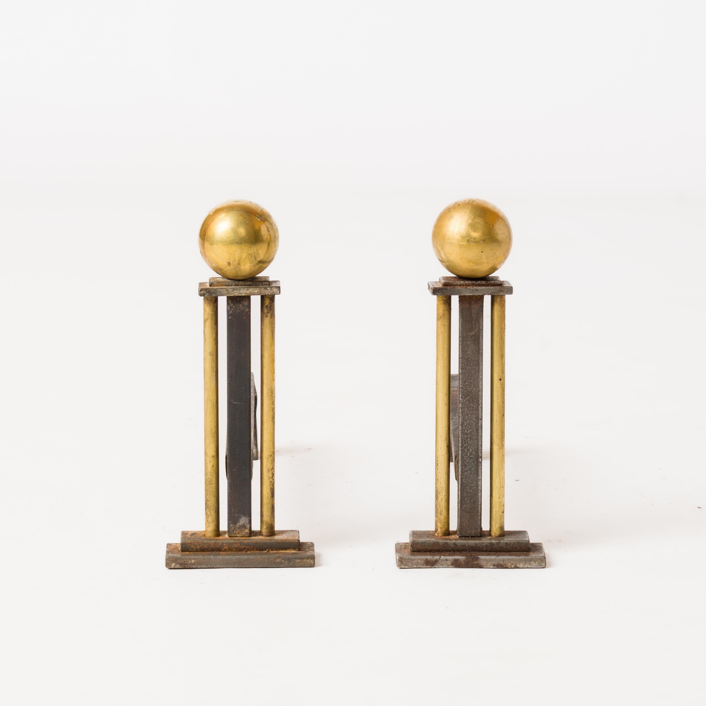 Modernistische Andirons aus Stahl und Bronze im Stil von Adnet - Frankreich 1940er Jahre. Rost an den Stahlteilen der Bügeleisen.
Diese Andirons werden von Frankreich aus versandt und können entweder nach Frankreich oder an eine Einrichtung in