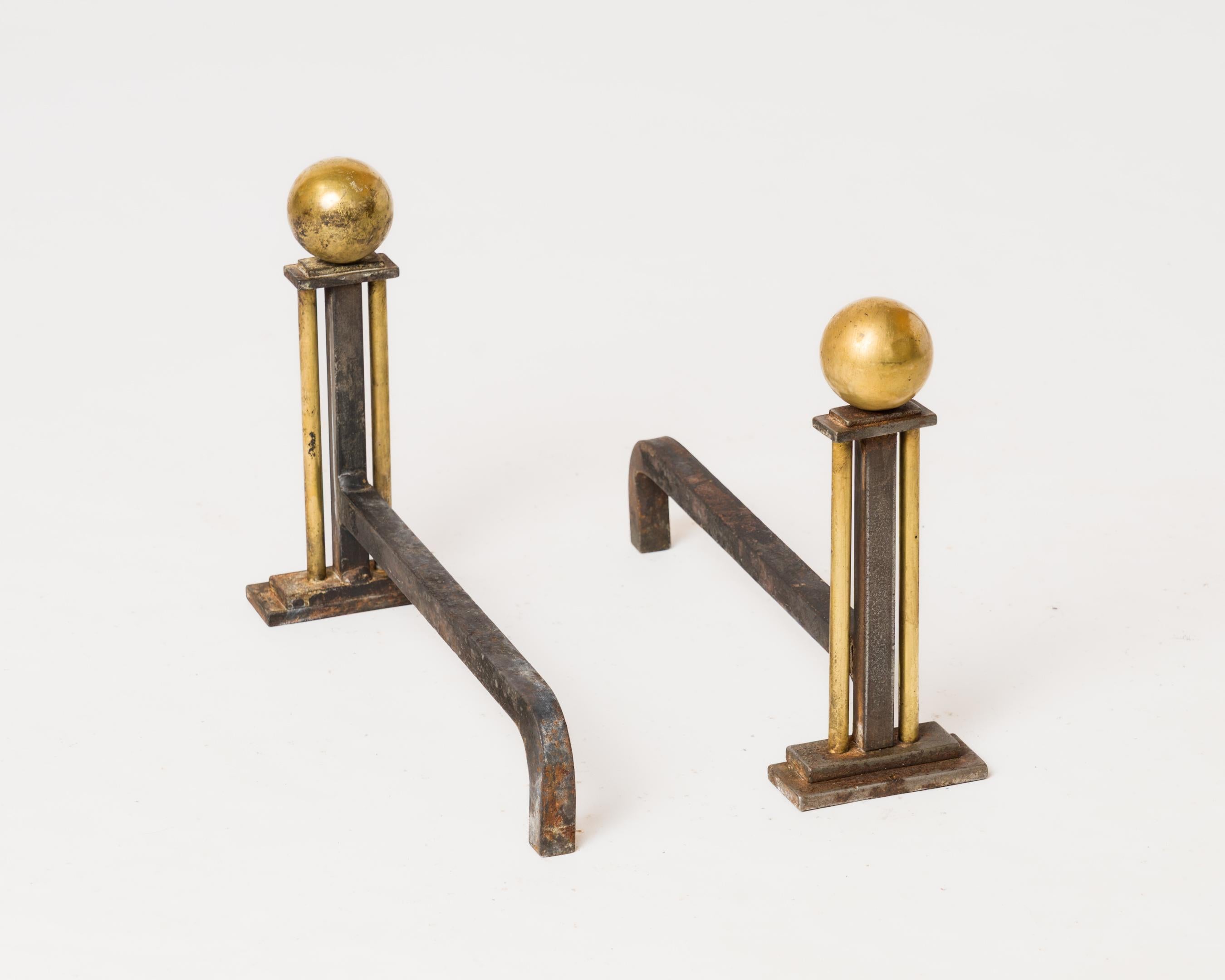 Modernistische Andirons aus Stahl und Bronze im Stil von Adnet - Frankreich 1940er Jahre (Französisch) im Angebot