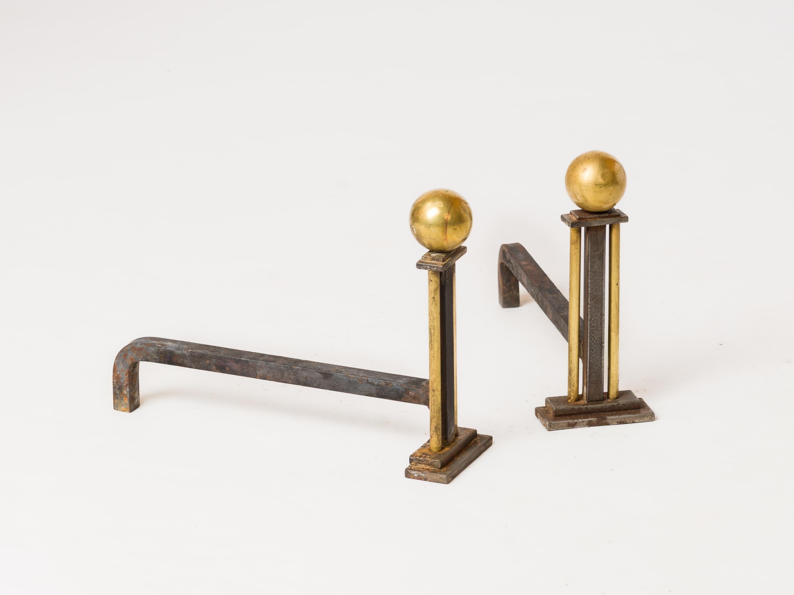 Modernistische Andirons aus Stahl und Bronze im Stil von Adnet - Frankreich 1940er Jahre im Zustand „Relativ gut“ im Angebot in New York, NY
