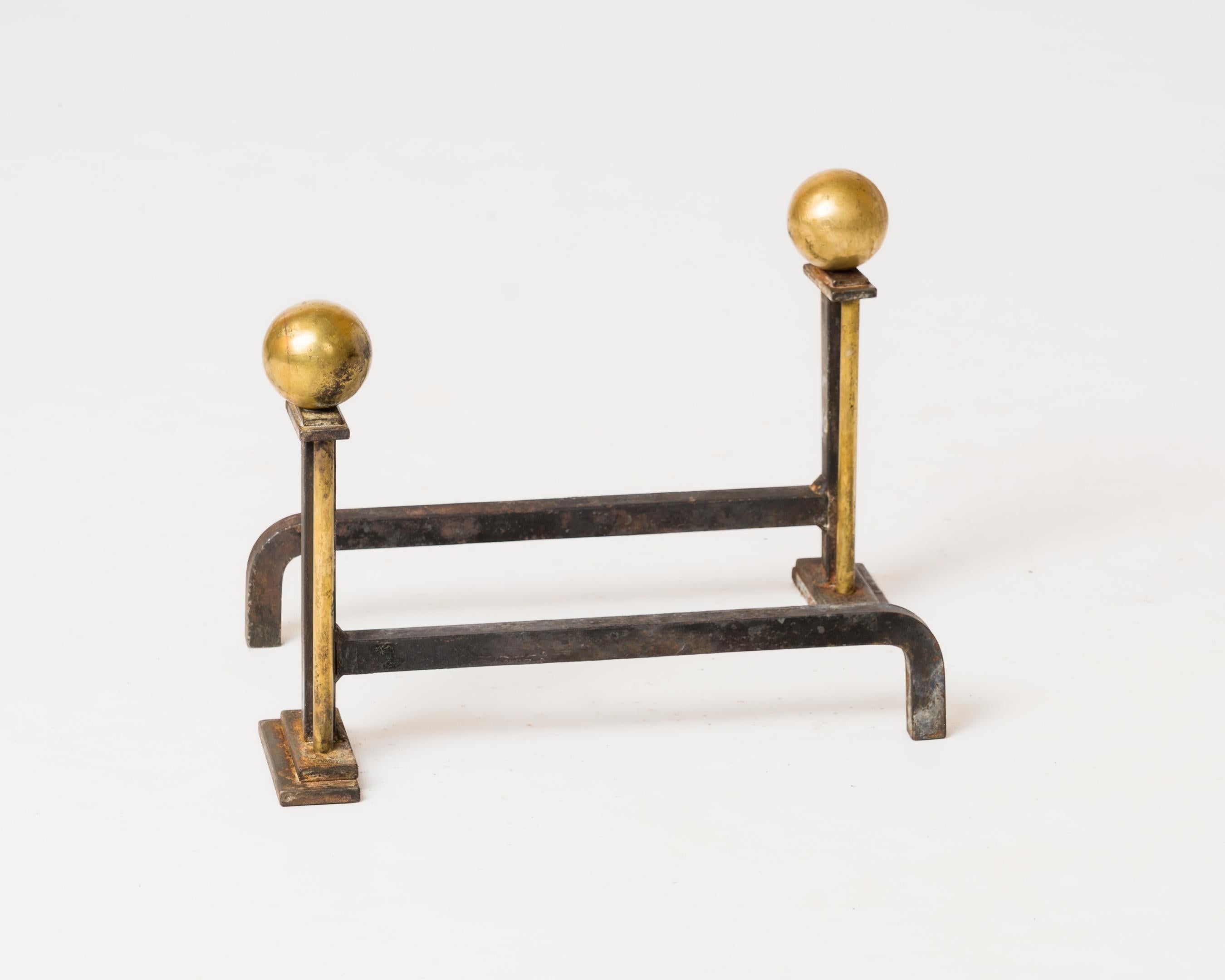 Modernistische Andirons aus Stahl und Bronze im Stil von Adnet - Frankreich 1940er Jahre (Mitte des 20. Jahrhunderts) im Angebot