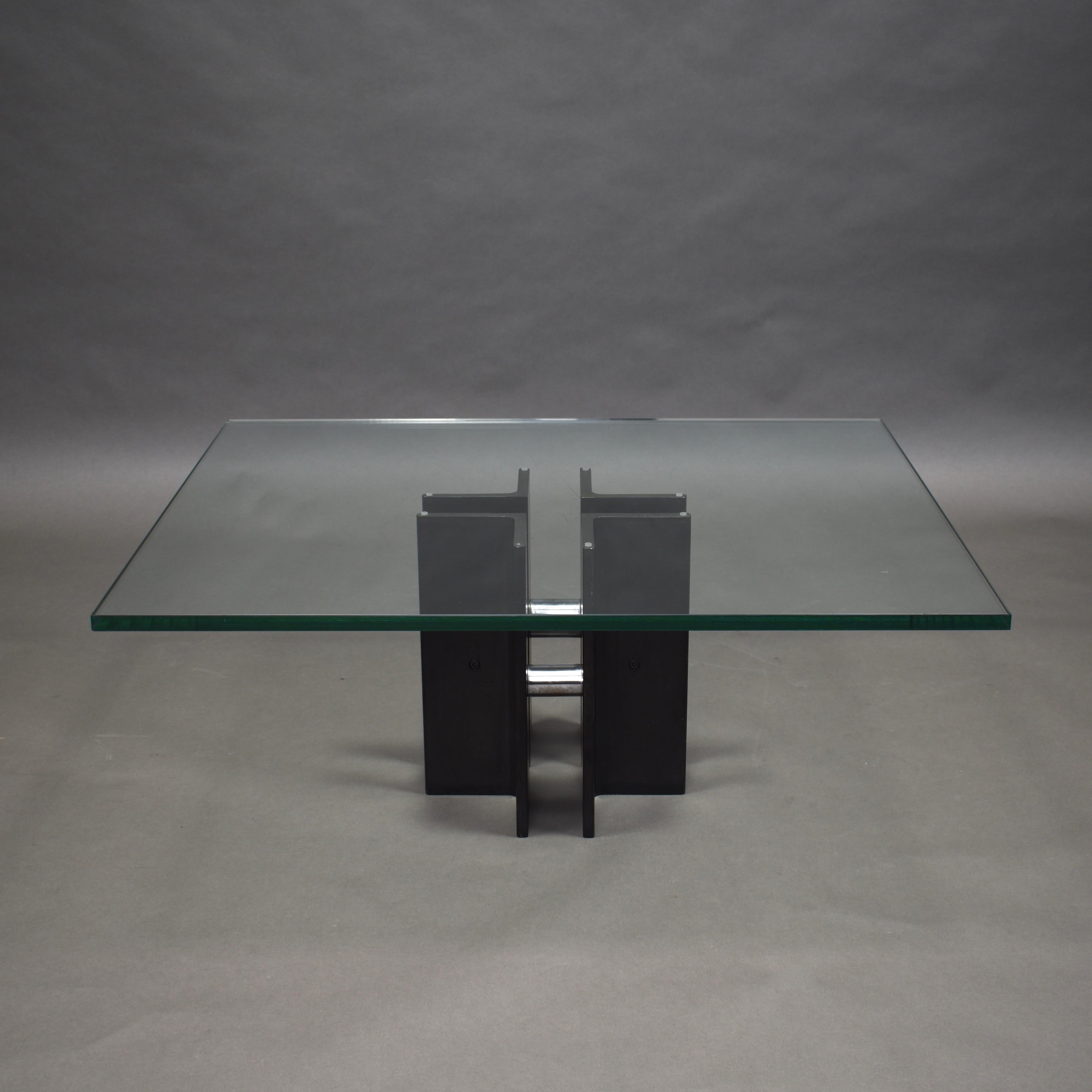 Table basse du milieu du siècle en acier lourd, chrome et verre.

Nous avons également la même table basse disponible avec un plateau rond en verre.

Concepteur : Inconnu

Fabricant : Inconnu

Pays : Inconnu

Modèle : Table