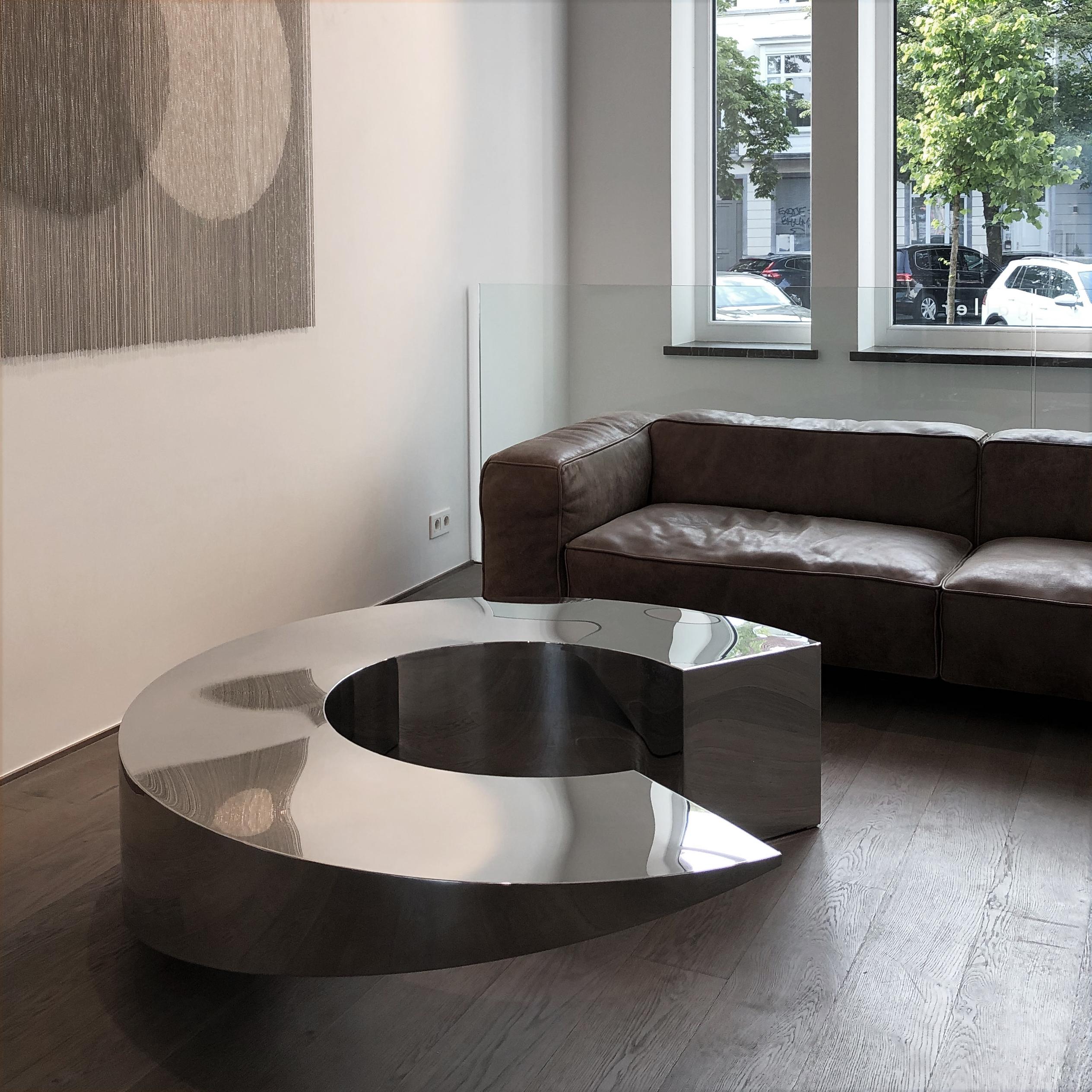 Belge Table circulaire de Pol Quadens en vente