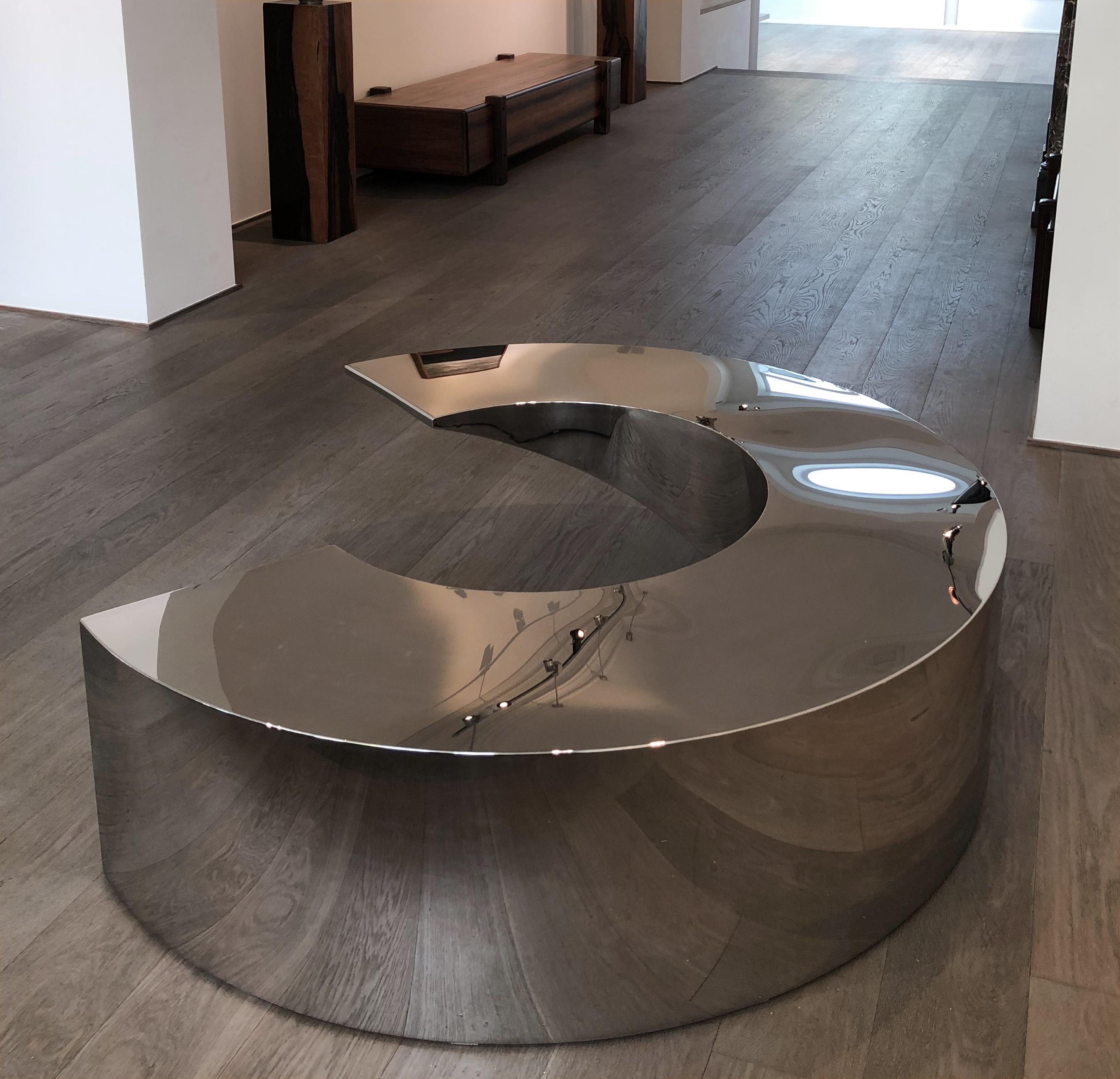 Table circulaire de Pol Quadens Neuf - En vente à Geneve, CH