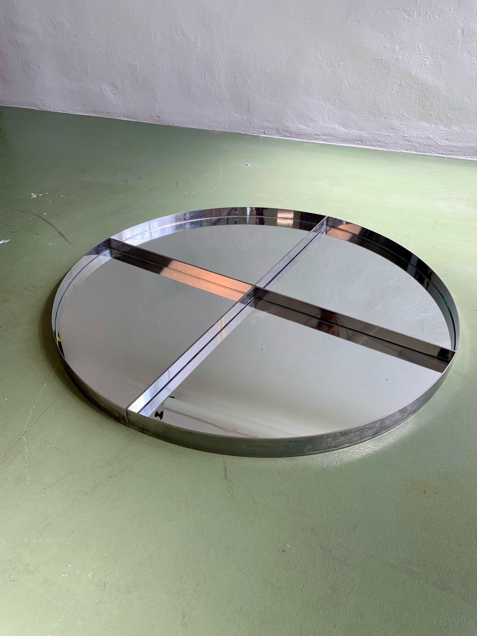 Steel circular mirror by Offredi, Italy, 1970s

Steel mirror, circular in shape, with a ring at the top and stainless steel band structure.

Good conditions