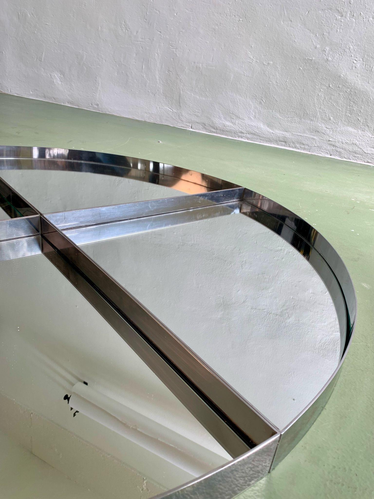 Steel circular mirror by G. Offredi, Italy, 1970s In condizioni buone in vendita a Milano, IT