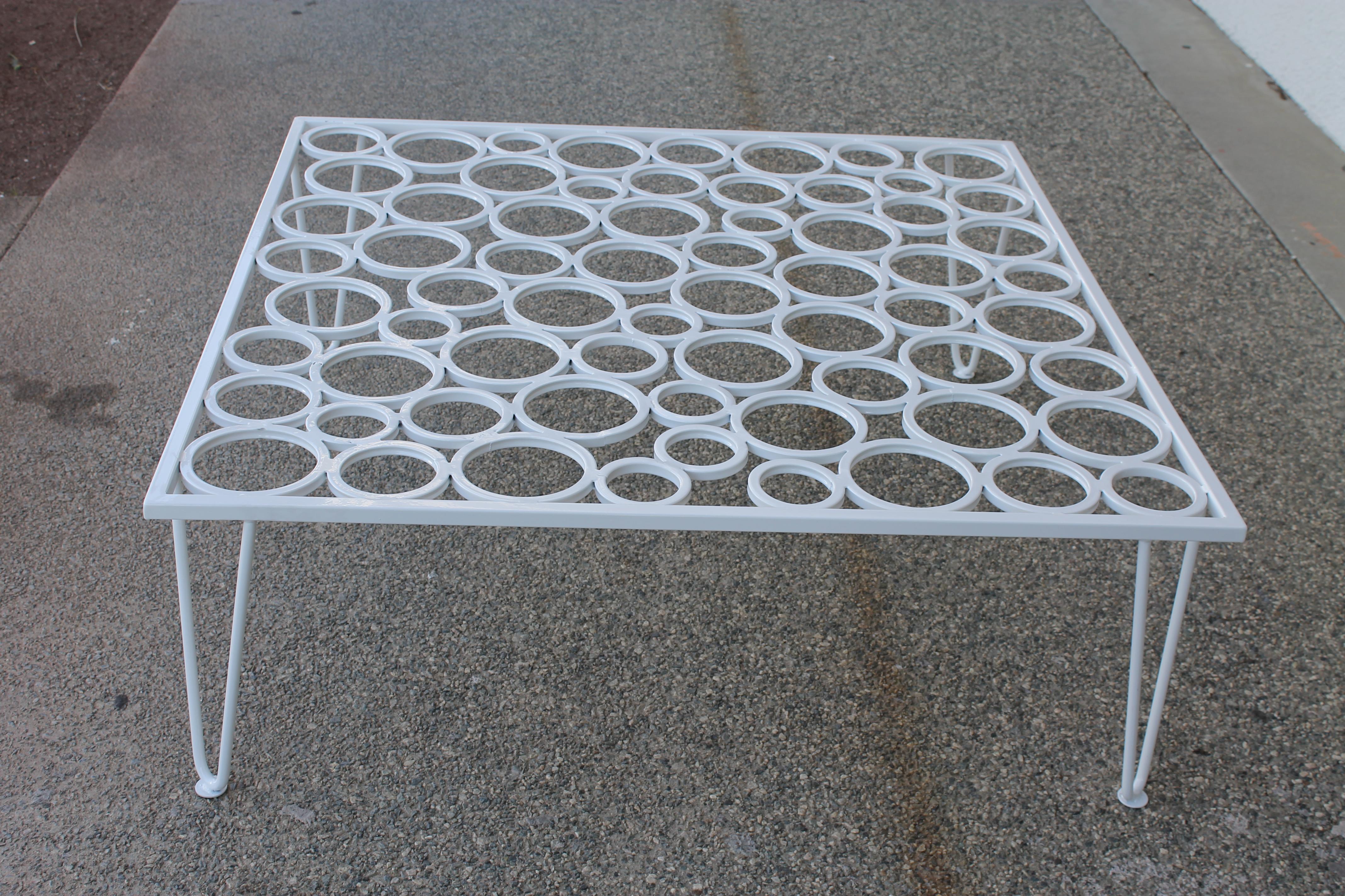 Table basse en acier brutal avec des cercles de différentes tailles. Nous avions la partie supérieure et avons décidé de faire une table basse. Notre fabricant a fabriqué les pieds en épingle à cheveux et a ensuite appliqué un revêtement en poudre