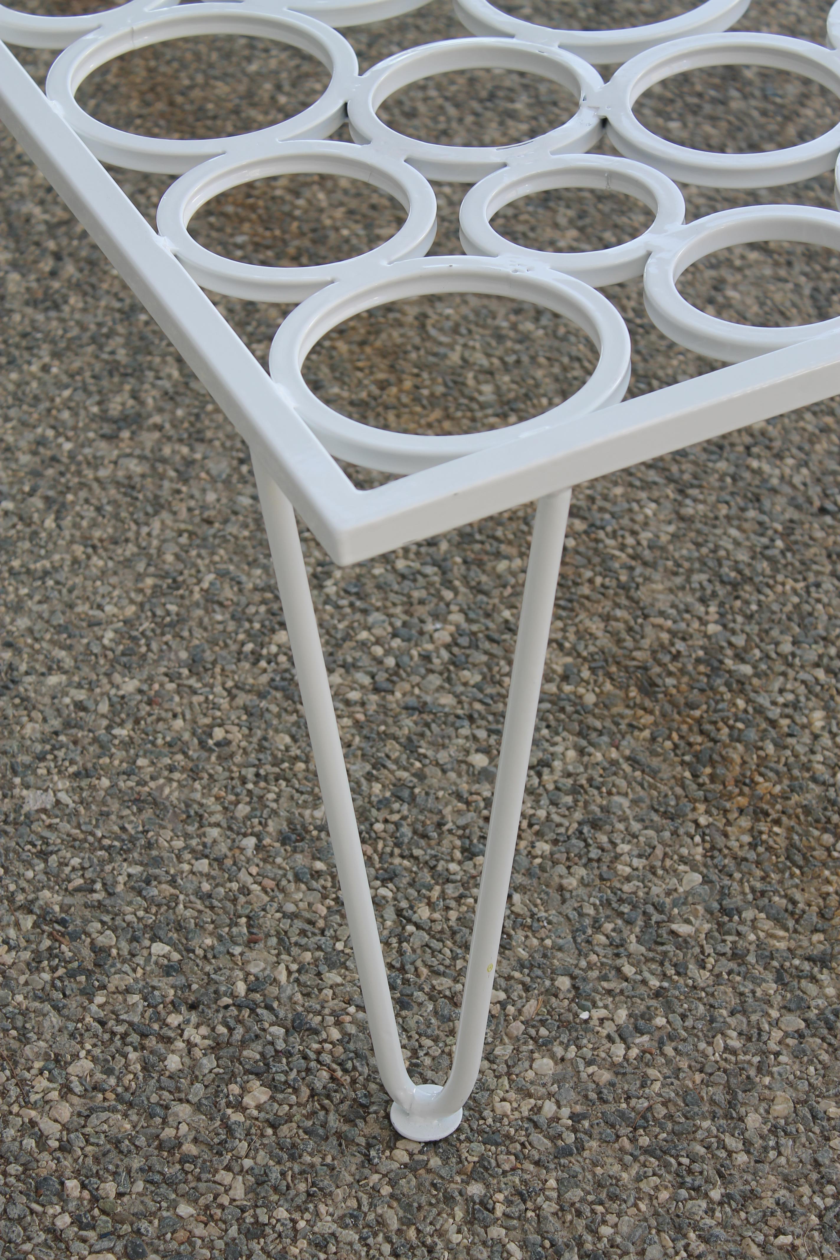 Milieu du XXe siècle Table basse en acier avec cercles en vente