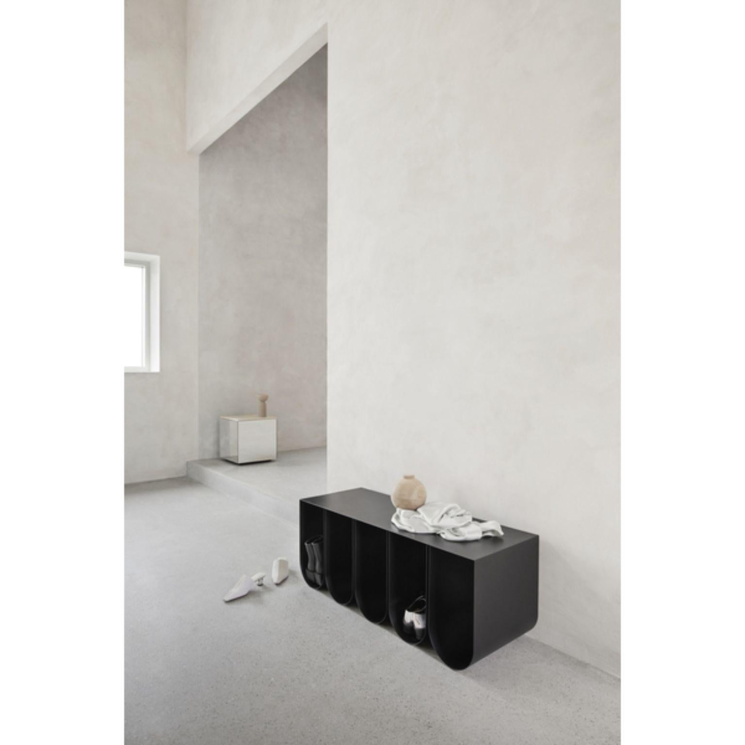 Banco curvo de acero de Kristina Dam Studio Acero en venta