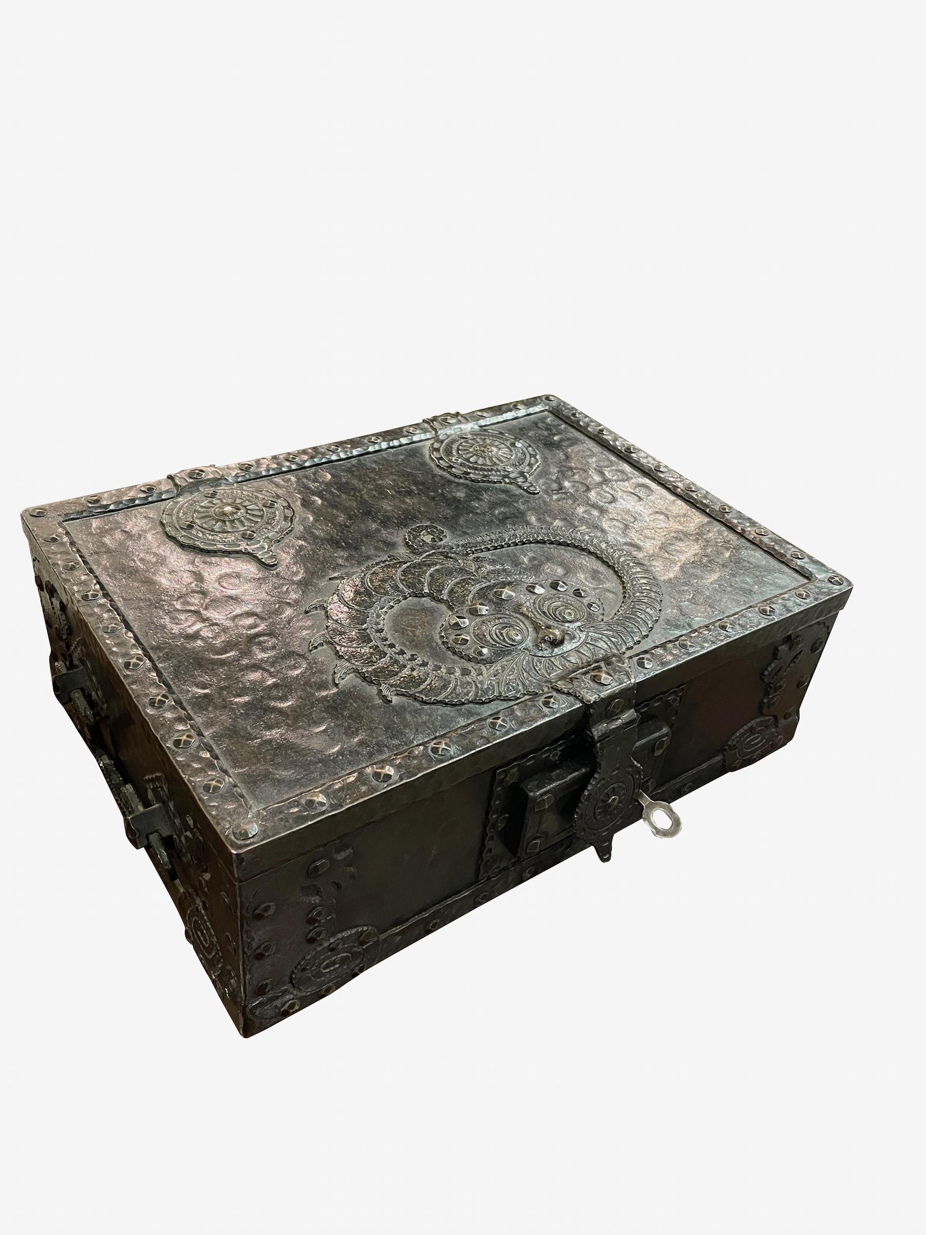 19th century Italian steel box with raised decorative motifs.
Original key.
Two handles.
Hammered border with rivets.
ARRIVING APRIL