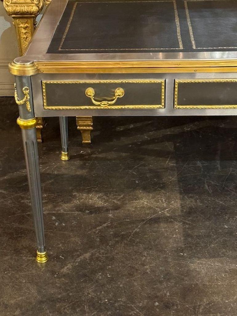 Stahlschreibtisch mit Details aus vergoldeter Bronze (Italienisch) im Angebot