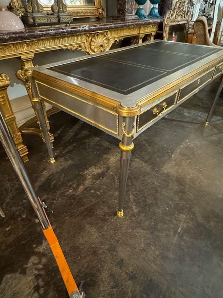 Stahlschreibtisch mit Details aus vergoldeter Bronze (20. Jahrhundert) im Angebot