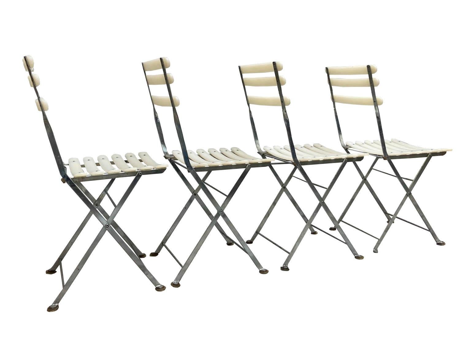 Groupe de 4 chaises pliantes convenant aux balcons des maisons ou aux grands jardins verts.