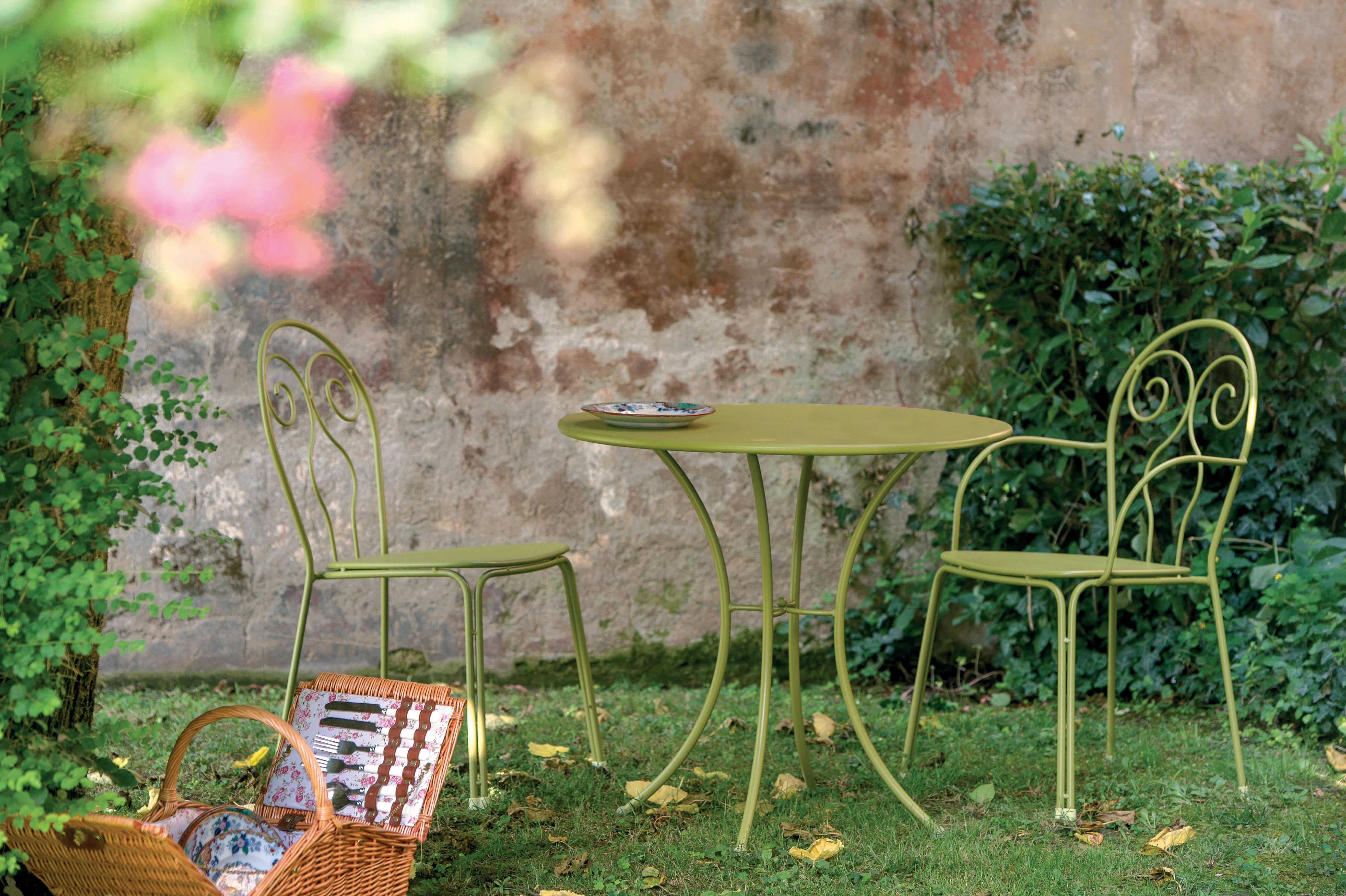 Romantic and ethereal, the Pigalle collection is the perfect choice to enrich gardens and living spaces with discrete originality. Produced in various colors, the collection is completed by simply styled tables that complement the original features