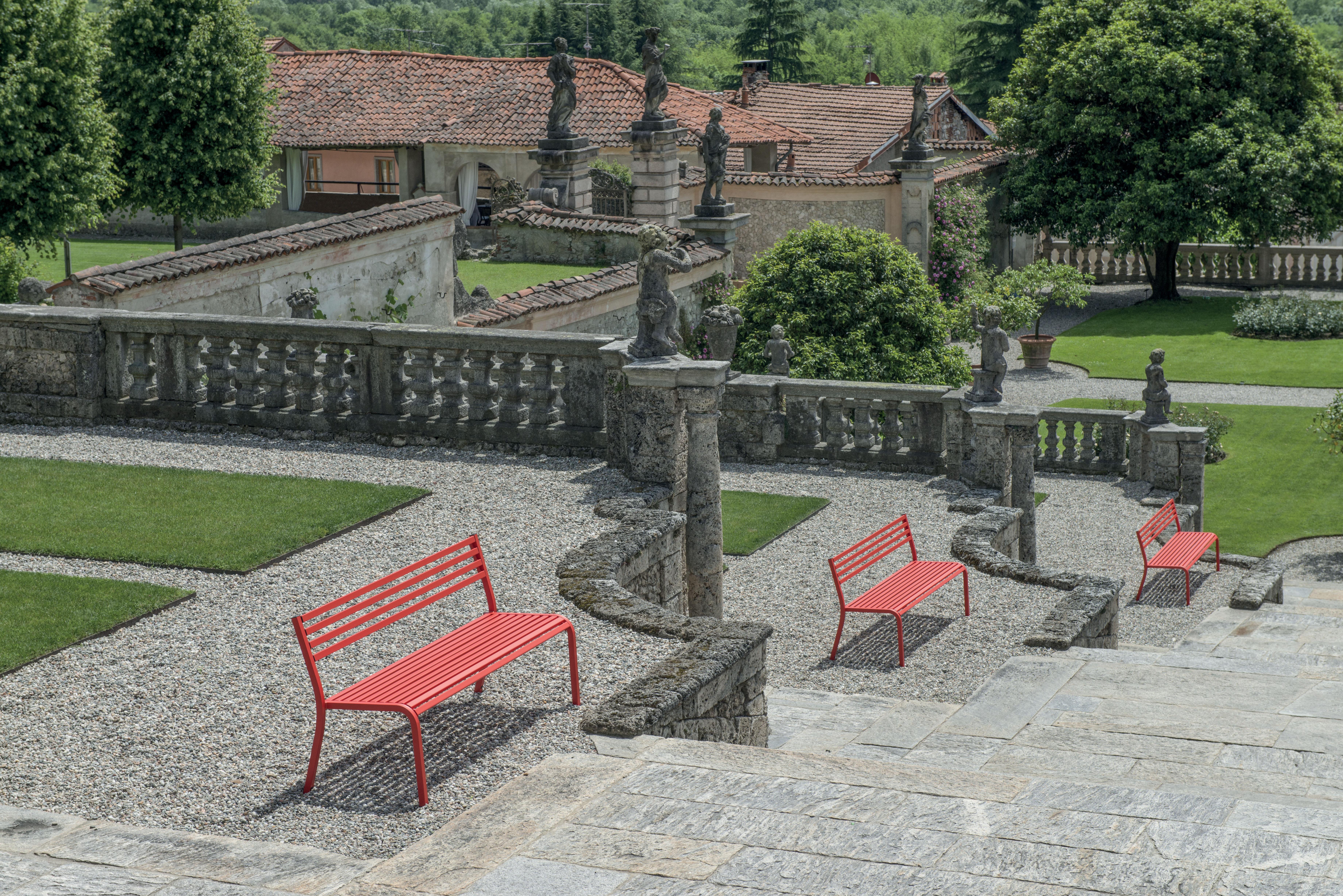 Segno defining element is simplicity: Segno, a collection which relies on horizontal lines as its identifying feature. Available in two different sizes, the versatile Segno bench, with its distinctive line motif, is the perfect seating element for