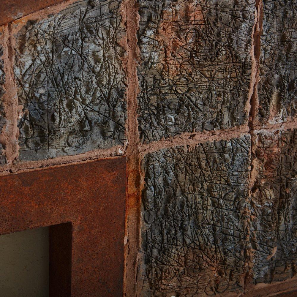 Stahl + geätzte Keramik-Wandskulptur, 20. Jahrhundert (Rustikal) im Angebot