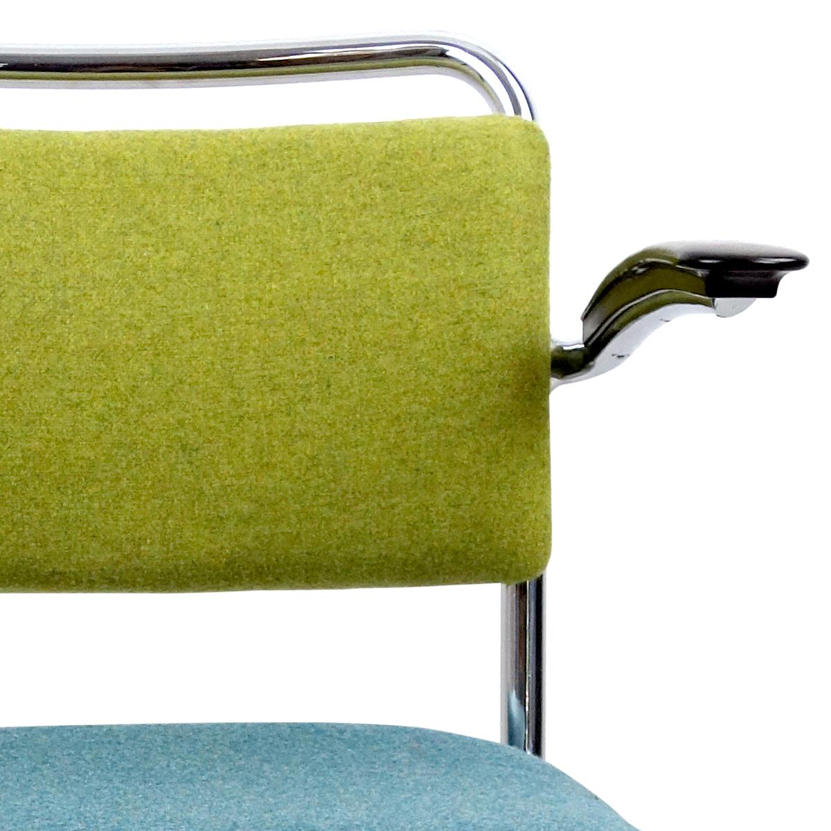 Dieser Klassiker des niederländischen Designs wurde 1931 von W.H. Gispen und ist seither wegen seines zeitlosen Aussehens und seines hohen Komforts ein sehr beliebter Stuhl. Er besteht aus einem verchromten Gestell und hat Armlehnen aus