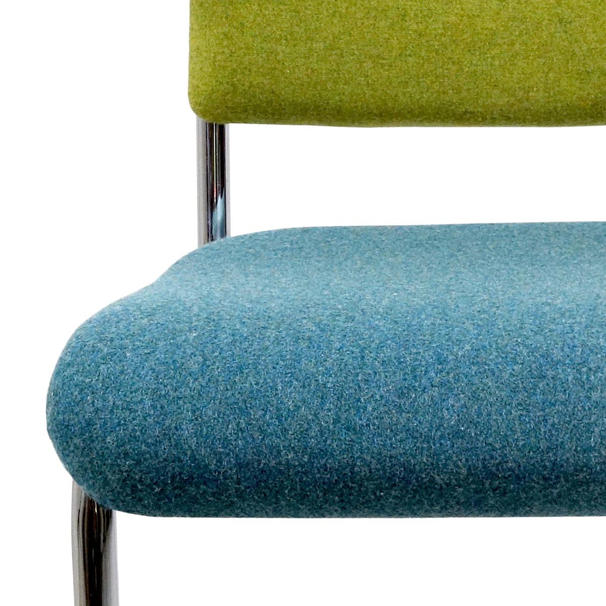 Moderne Chaise à cadre en acier Modèle 201 de Gispen en tissu d'ameublement bicolore en vente