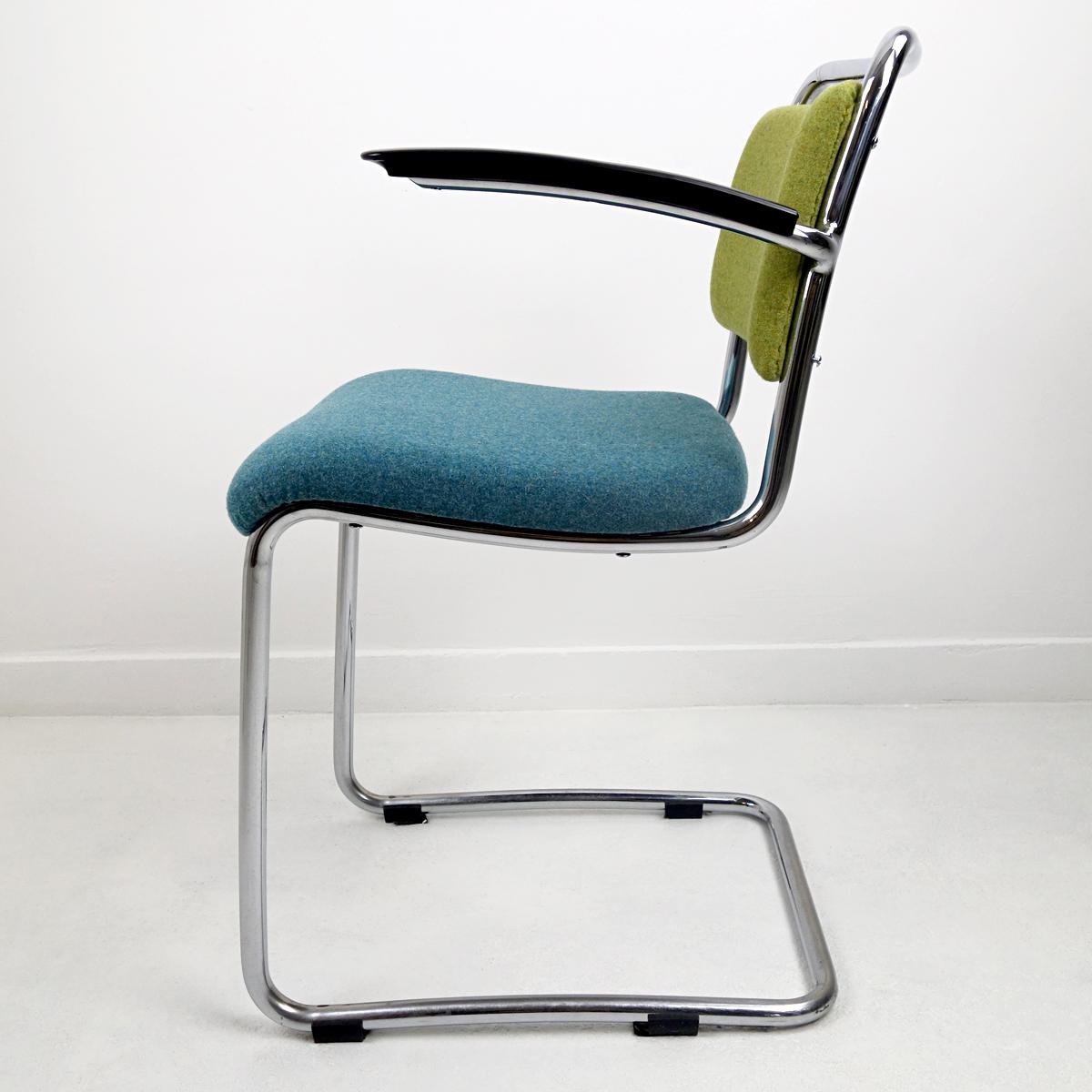Milieu du XXe siècle Chaise à cadre en acier Modèle 201 de Gispen en tissu d'ameublement bicolore en vente