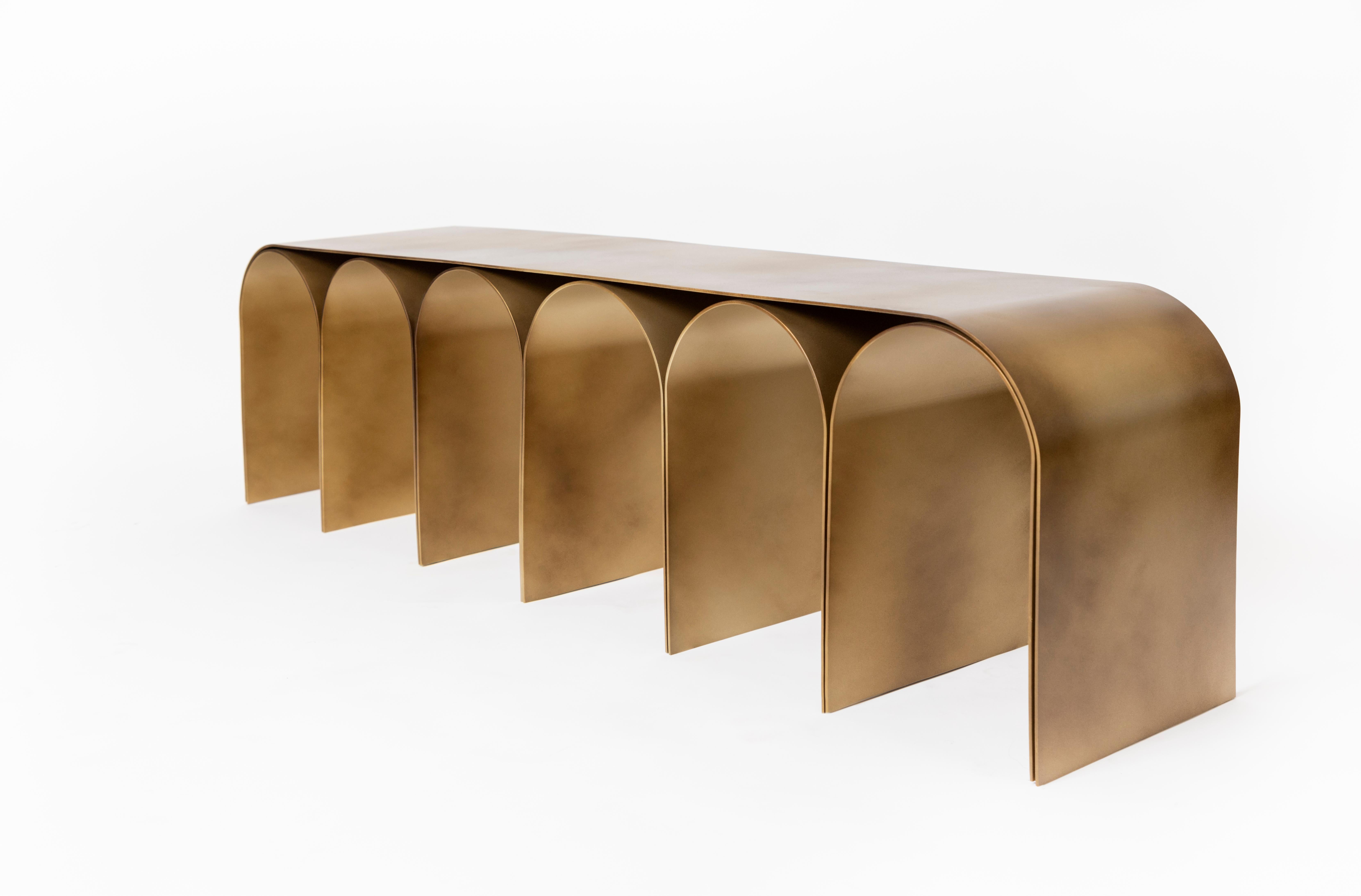 Steel gold arch bench by Pietro Franceschini.
Sold exclusively by Galerie Philia.
Materials: Steel.
Finishes available: Brass finish, satin, blackened.
Dimensions: W 155 x L 33 x 43cm.
Manufacturer: Prinzivalli.

Available finishes:
Steel