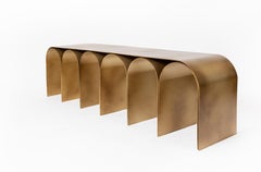 Zeitgenössische stahlgoldene bogenbank von Pietro Franceschini