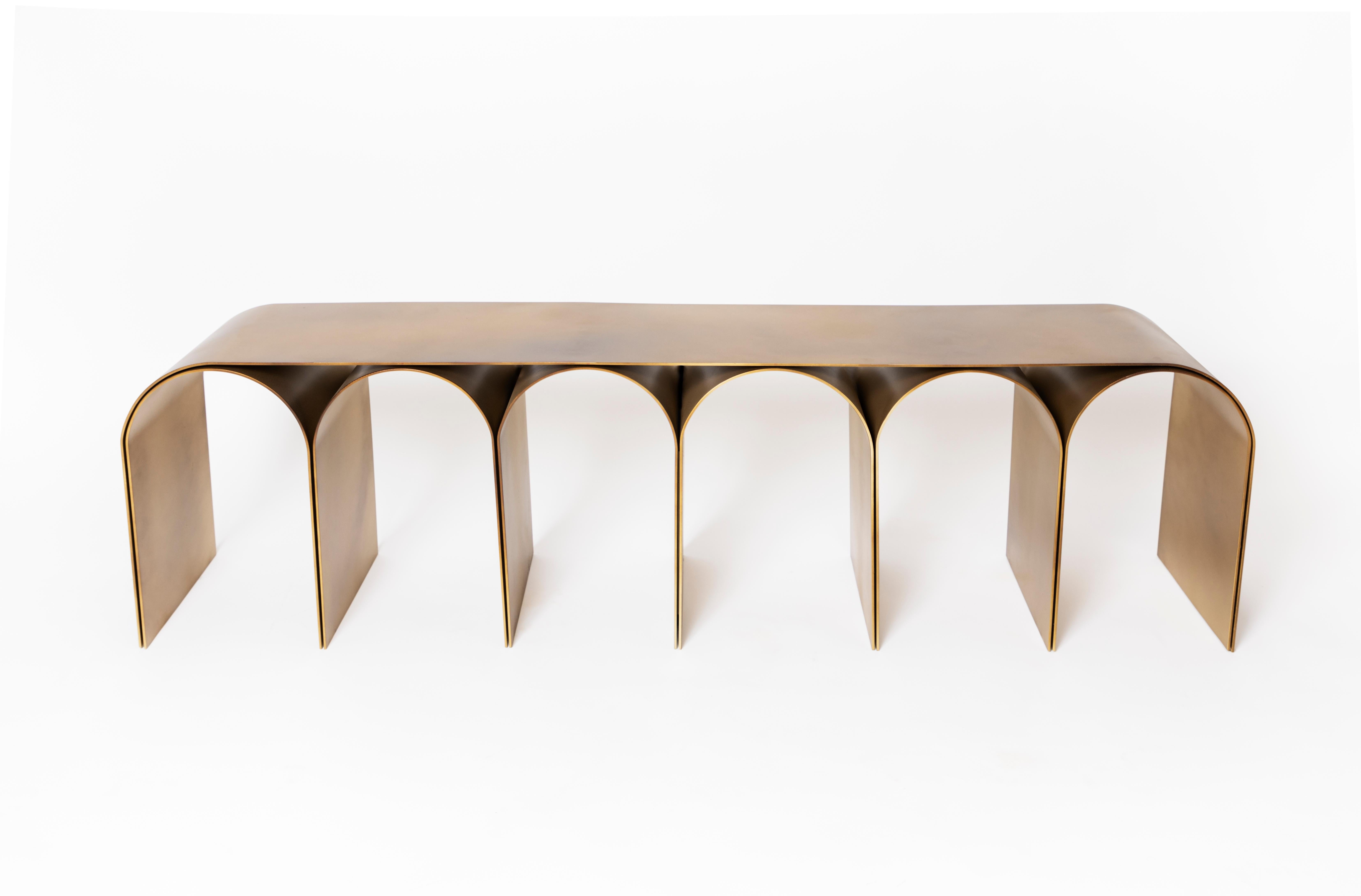 Banc en forme d'arc en acier doré de Pietro Franceschini Neuf - En vente à Geneve, CH