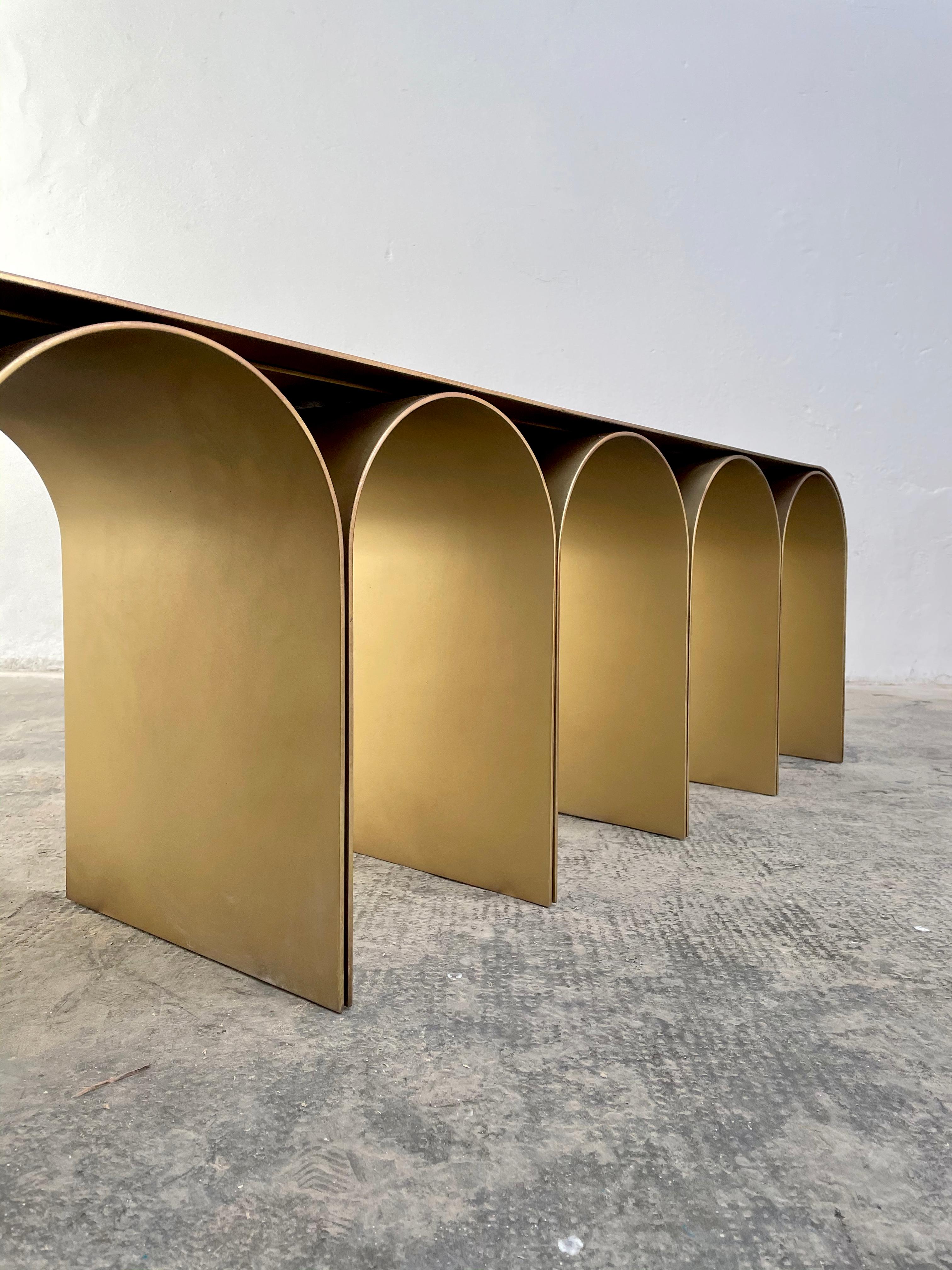 Acier Banc en forme d'arc en acier doré de Pietro Franceschini en vente