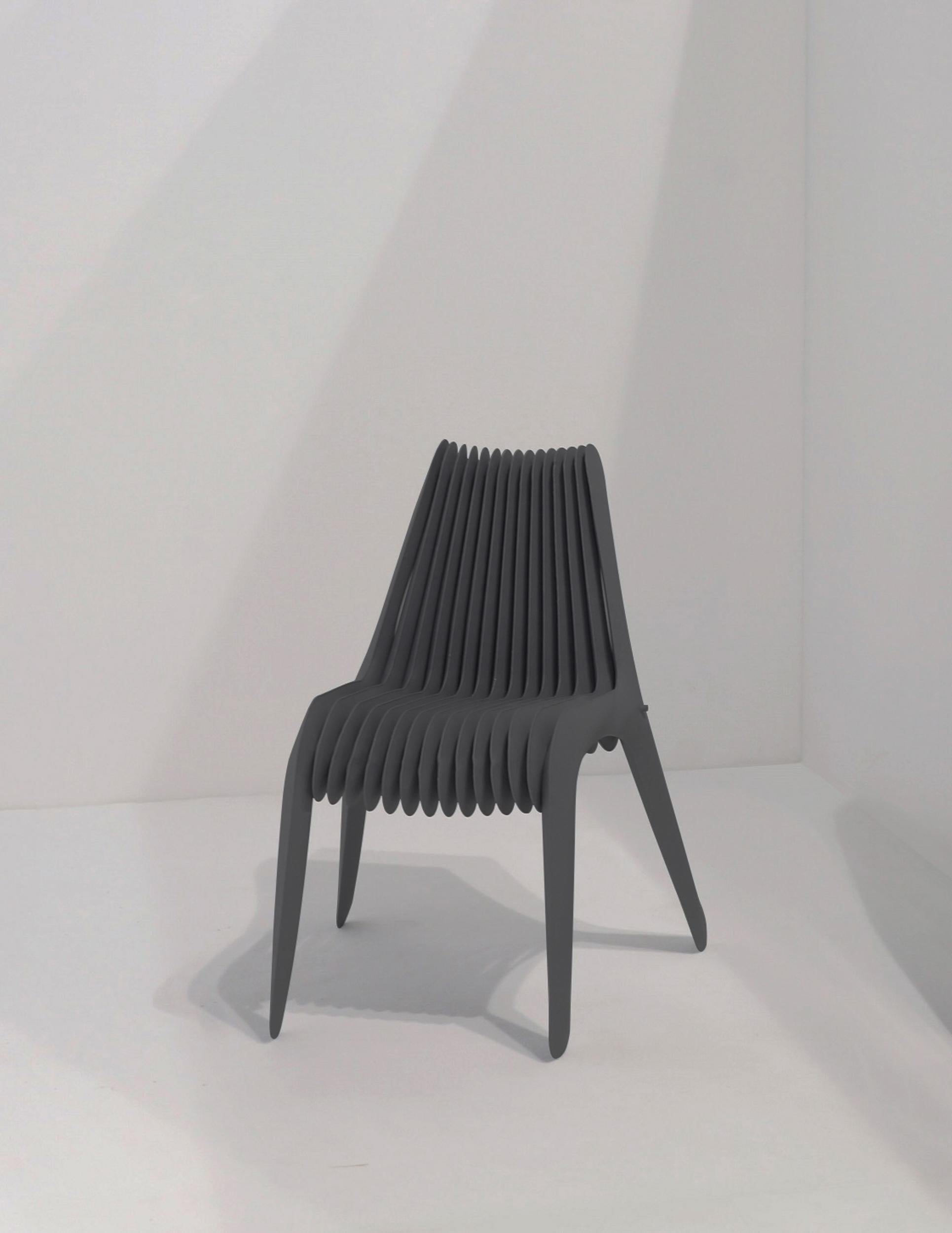 Steel In Rotation Chair von Zieta, Kohlenstoffstahl
Graphitgrau

Maße: 80 x 45 x 60 cm.

SIR NO. 3 CHAIR ist ein konzeptioneller Dialog zwischen Design und Kunst. Wie viele der Objekte von Oskar Zięta erweitern auch die SIR-Stühle die Grenzen