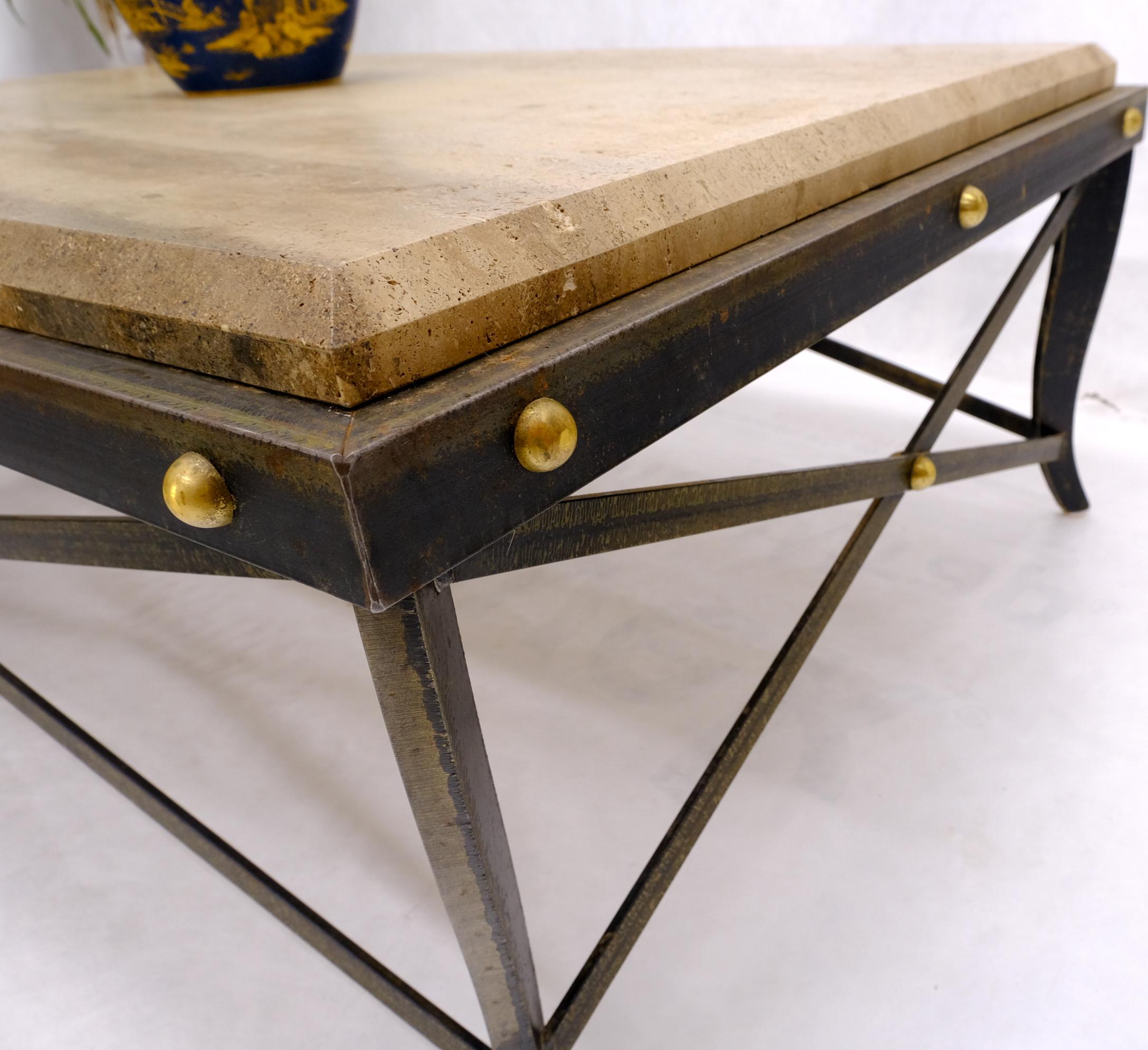 Table basse rectangulaire en acier et métal forgé avec base en X et plateau en travertin et clous en laiton en vente 1