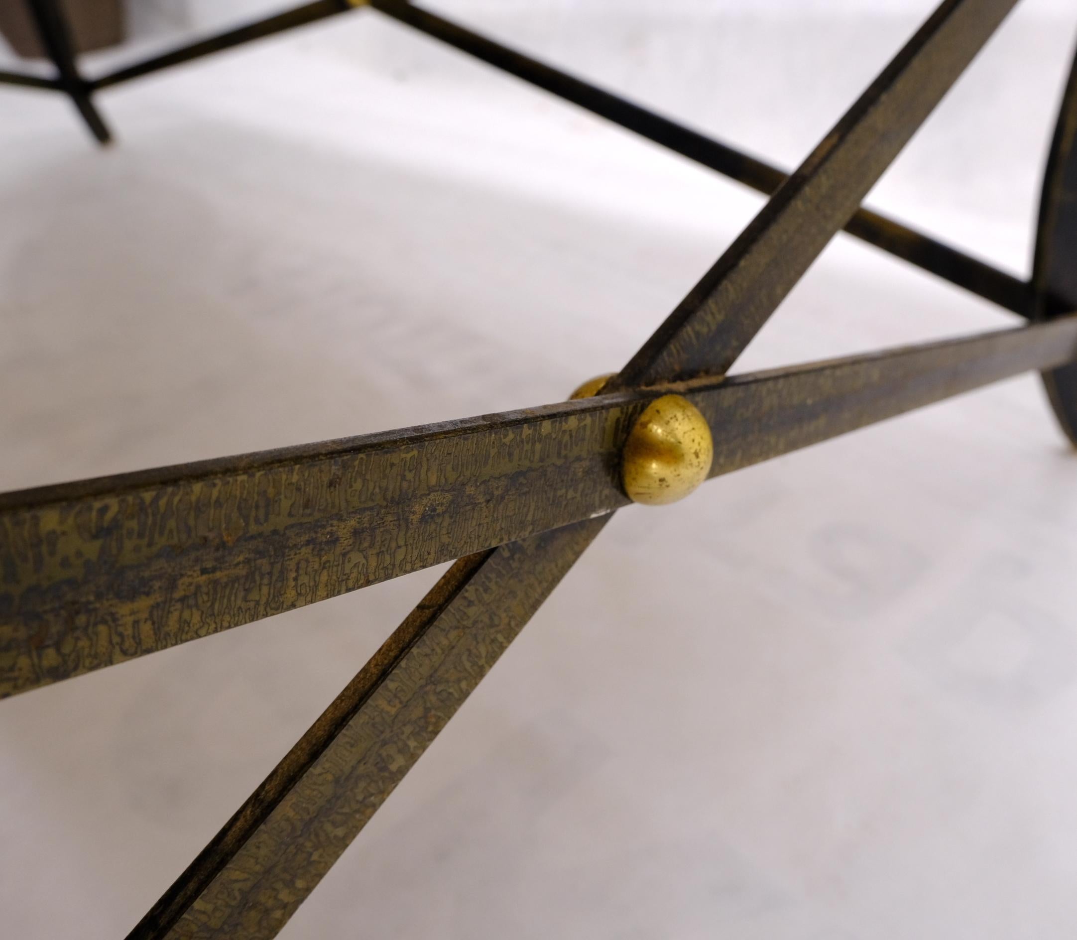 Table basse rectangulaire en acier et métal forgé avec base en X et plateau en travertin et clous en laiton en vente 2