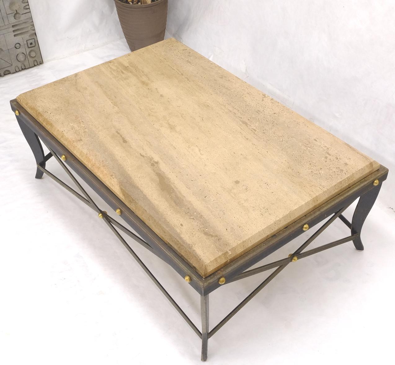 Mid-Century Modern Table basse rectangulaire en acier et métal forgé avec base en X et plateau en travertin et clous en laiton en vente